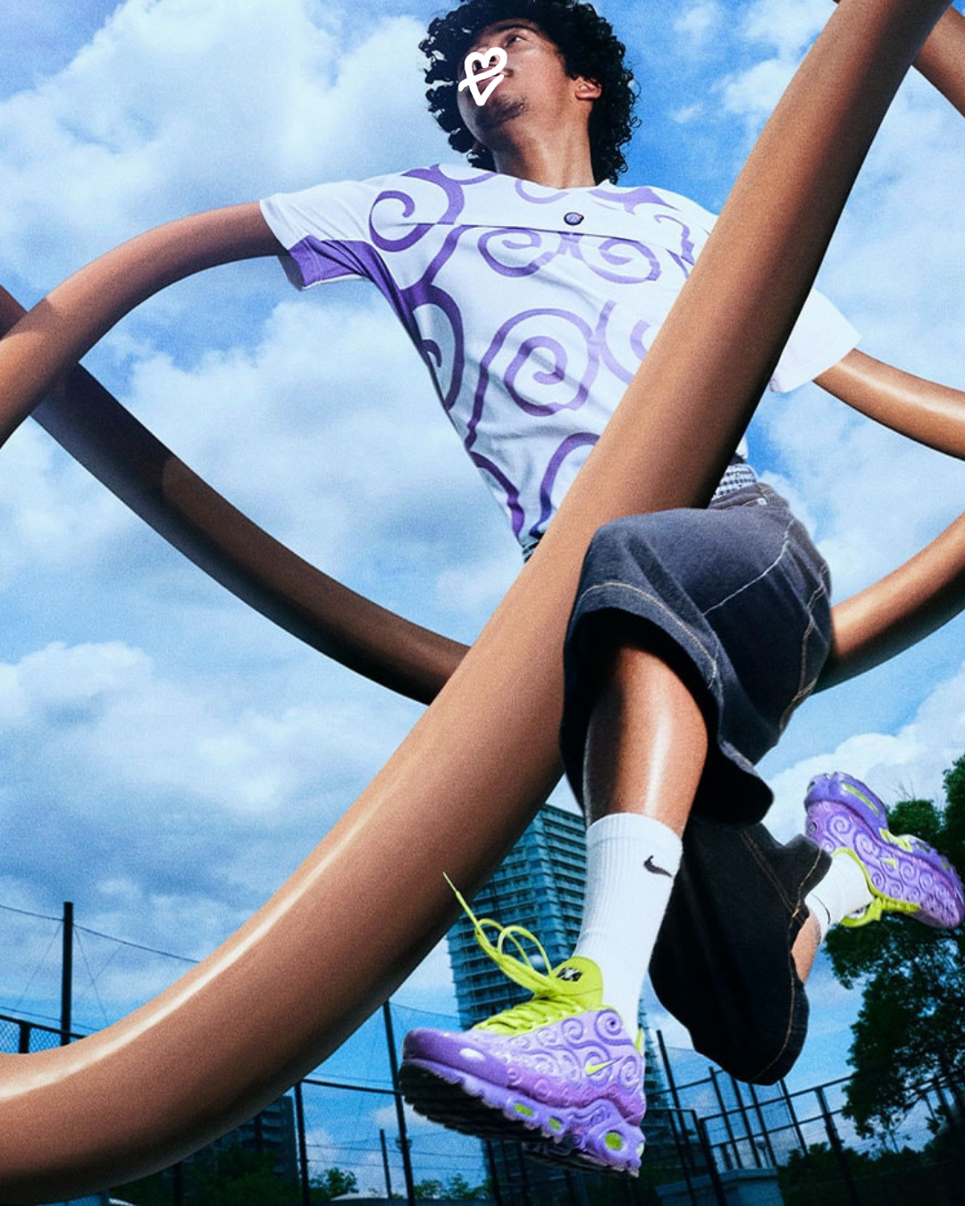 One Piece serisindeki Şeytan Meyveleri'nden ilham alınarak sıfırdan tasarlanan üst yapıya sahip Nike Air Max Plus silüeti.