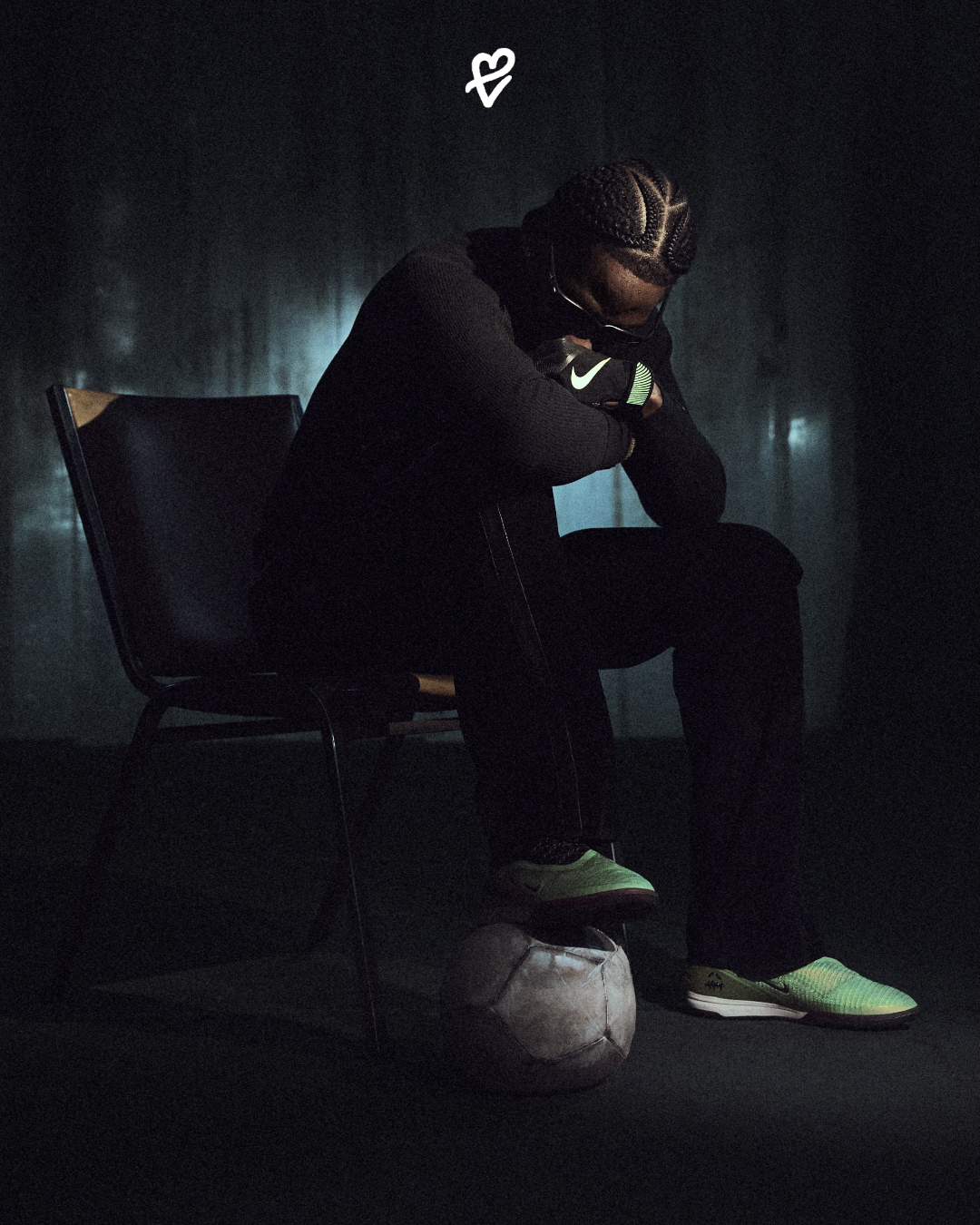 Antrenman sahasında sergilenen, acid yeşili ve kahverengi tonlarına sahip, topuk kısmında ters Swoosh logosu barındıran yeni Nike Phantom 6 Cactus Jack futbol kramponu modeli.
