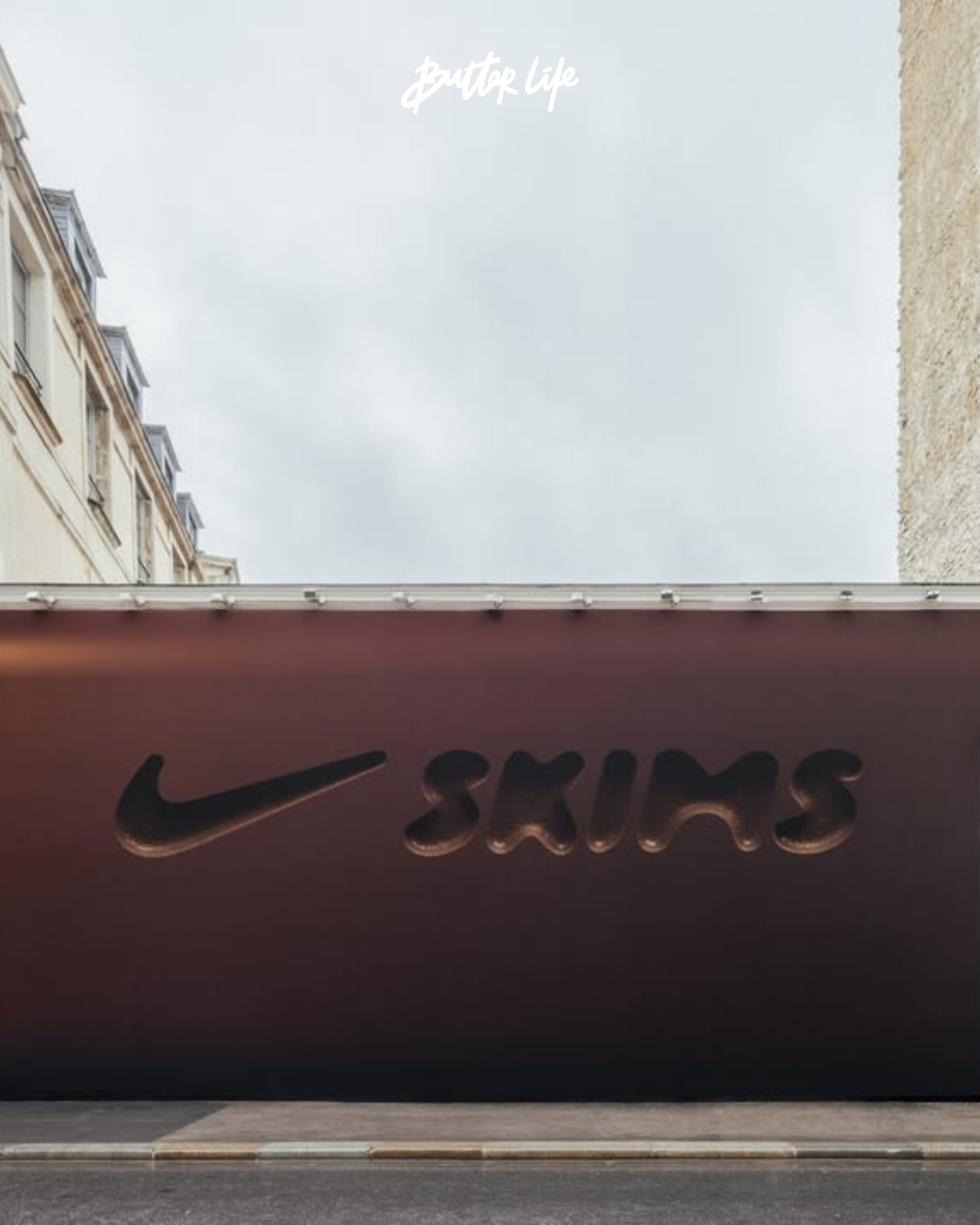 Nike ve SKIMS’in Paris’te açtığı fütüristik tasarımlı pop-up mağazanın dış cepheden görünümü