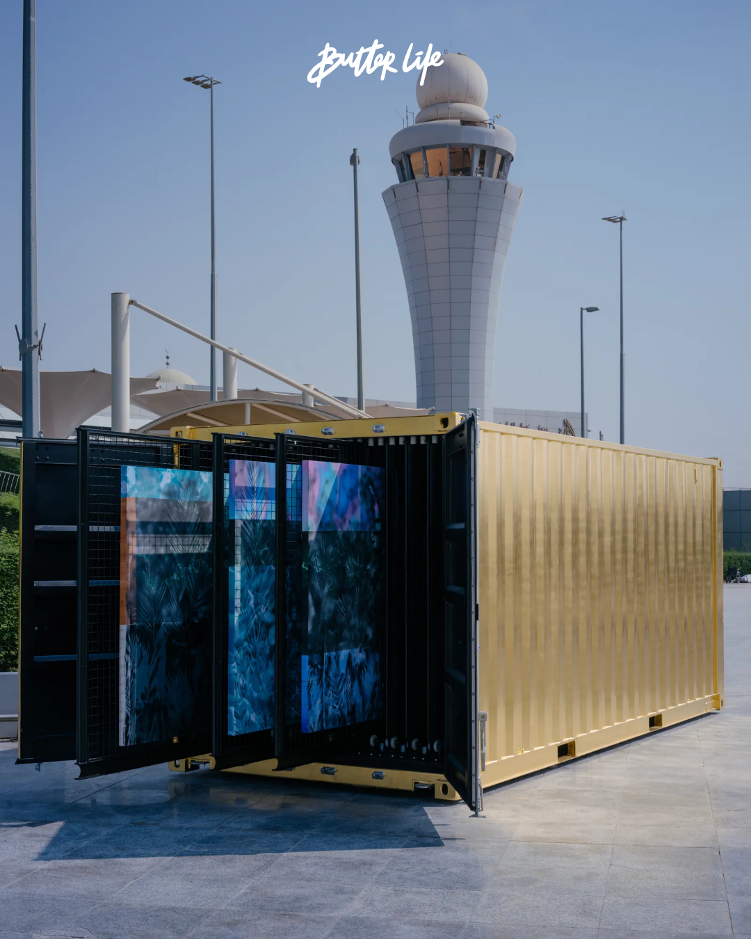 NOMAD Abu Dhabi sergisinin yer aldığı, petek desenli tavanlı Terminal 1 binasında çağdaş tasarım objeleri