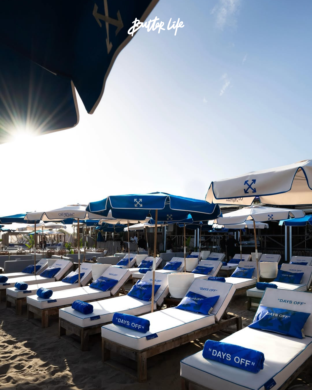 Off-White tasarım detaylarıyla yeniden yorumlanan Marbella sahilindeki La Plage Casanis beach club alanı.