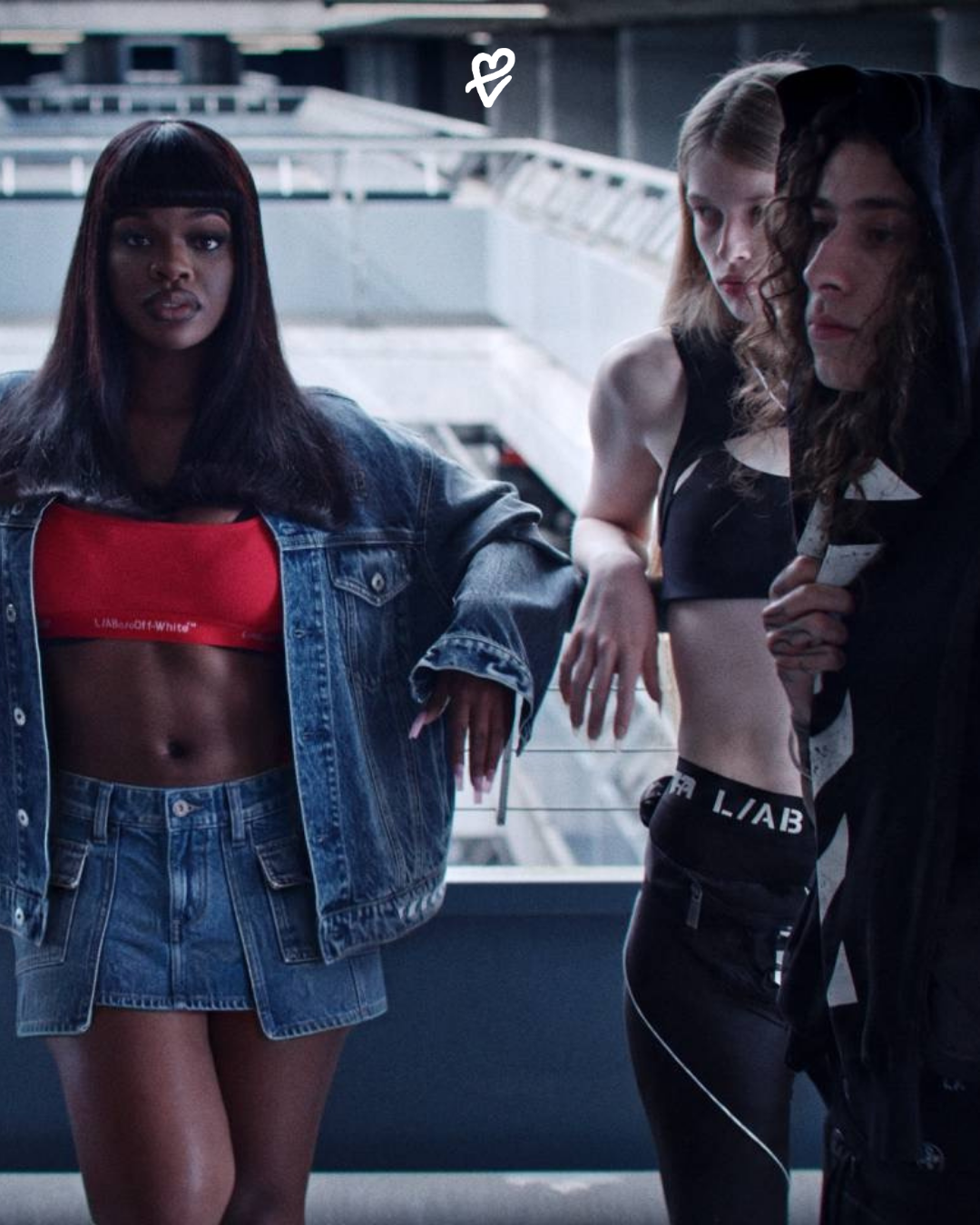 Off-White L/AB koleksiyonundan streetwear stilini yansıtan modern hoodie ve sneaker kombinine sahip model.