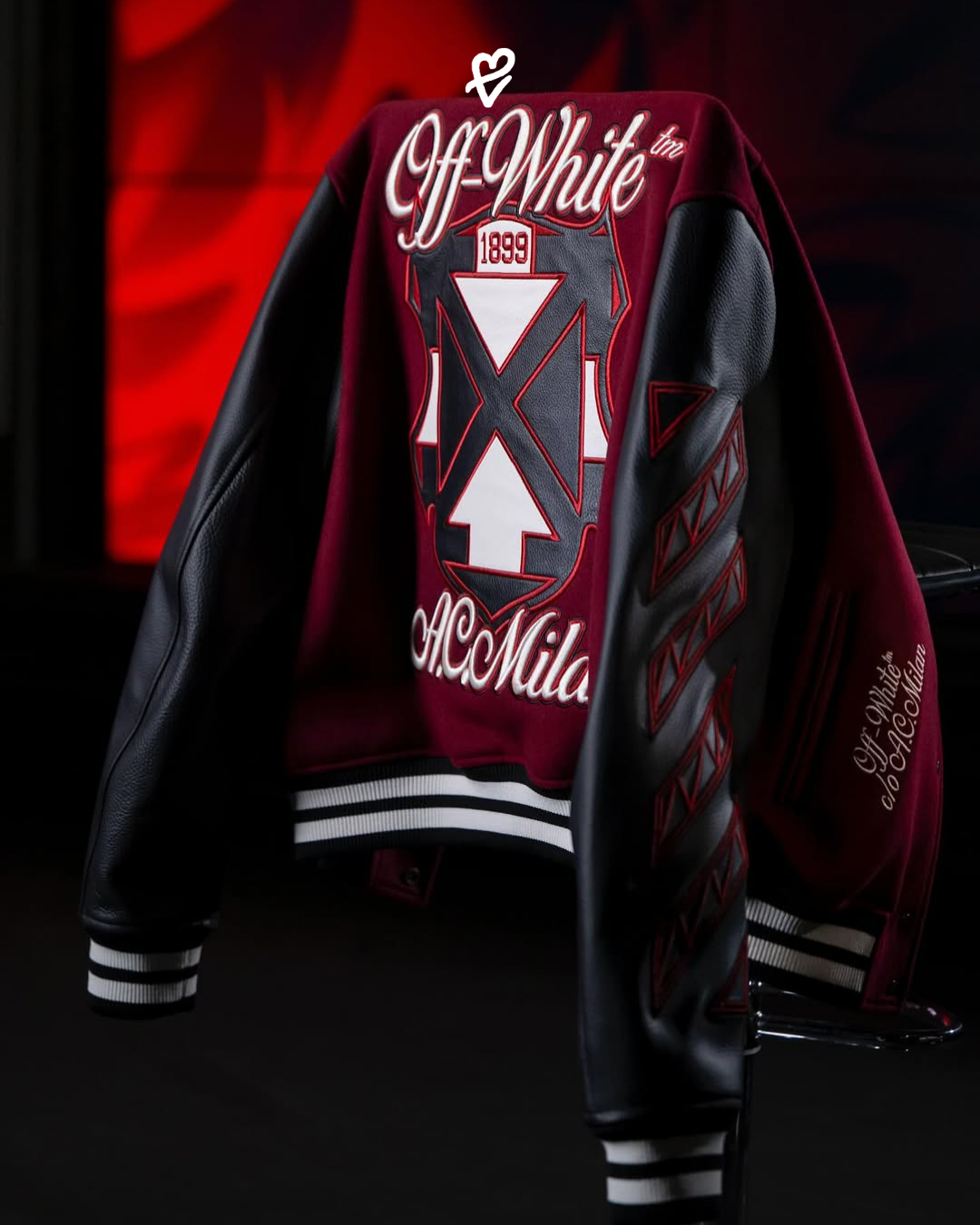 Off-White ve AC Milan iş birliğiyle tasarlanan bordo ve siyah renkli uniseks varsity jacket görseli