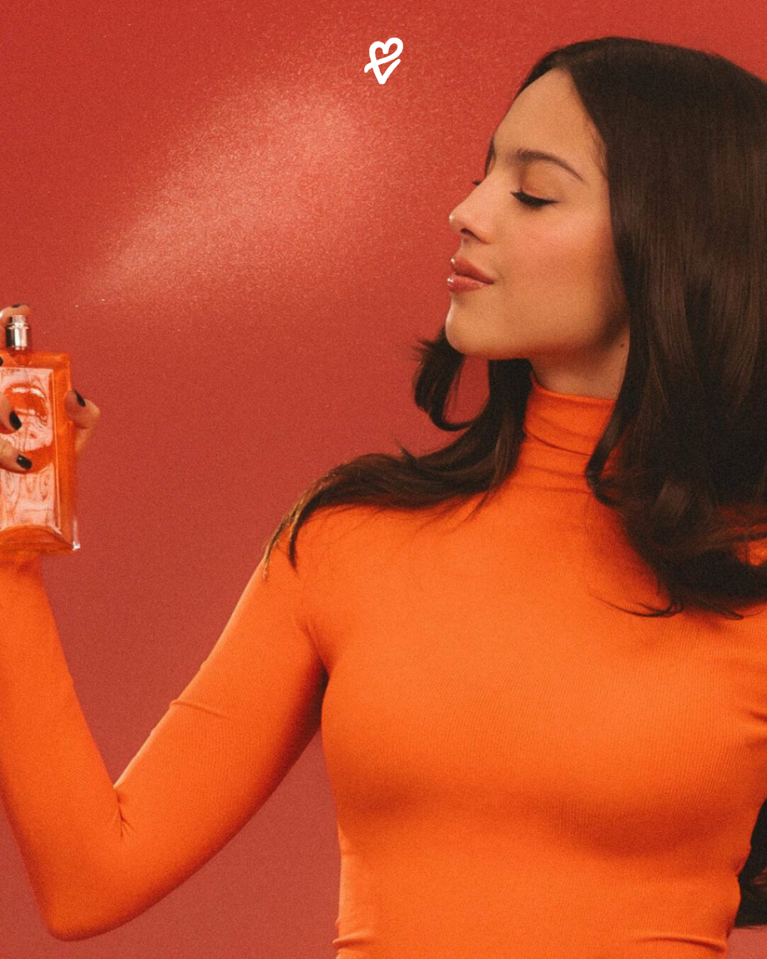 Olivia Rodrigo, Lancôme Idôle "Peach 'n Roses" kampanyasında pastel tonlarda giyinmiş, sinematik bir arka planda poz veriyor.