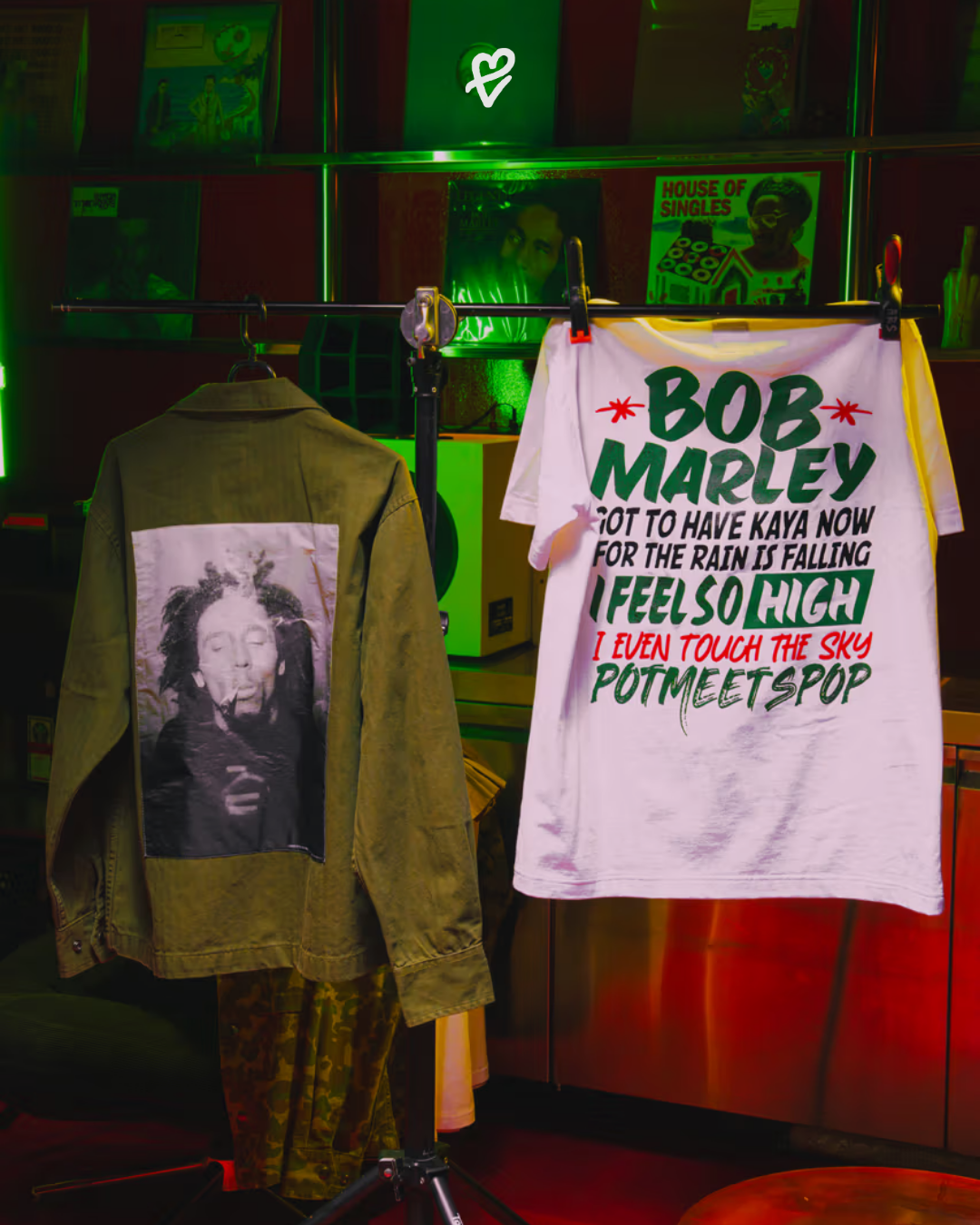 Pot Meets Pop’un "One Love, One Heart" koleksiyonuna ait sıcak tonlarda tipografik tasarımlı sokak stilinden bir görsel.