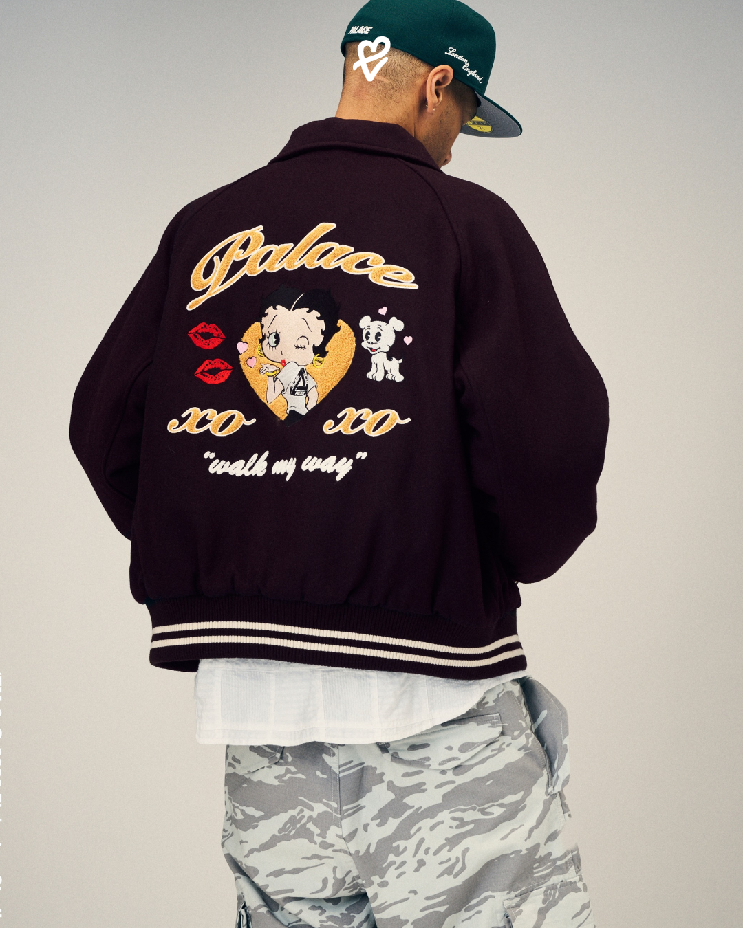 Palace x Betty Boop koleksiyonundan Betty Boop ve Tri-Ferg grafikleri taşıyan varsity ceket.
