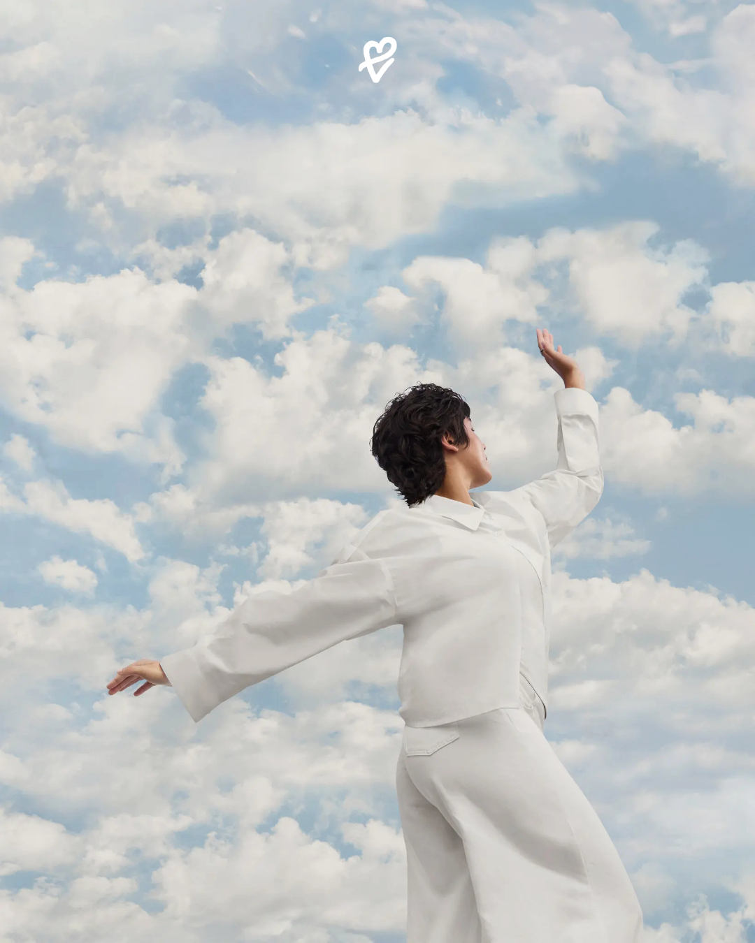 2026 yılının Pantone rengi Cloud Dancer tonu, sade ve zarif bir iç mekan görseli