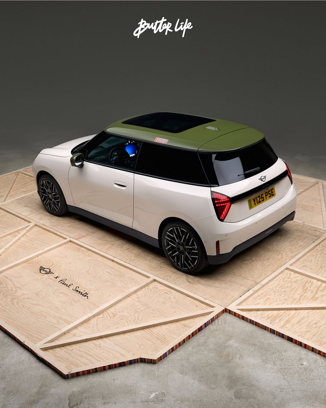 Paul Smith tasarımıyla yeniden yorumlanan elektrikli Mini modeli, pastel renklerle ve sürdürülebilir detaylarla dikkat çekiyor.