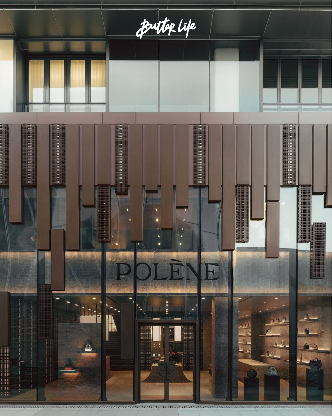 Polène'in Pekin butiğinde geleneksel Çin detaylarıyla tasarlanmış heykelsi iç mekan görüntüsü