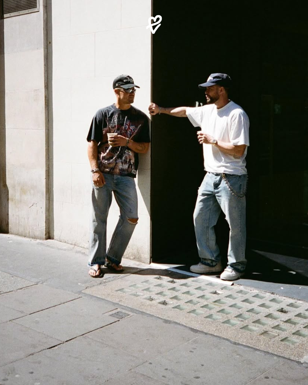 Represent’in Soho amiral mağazasında 20 m uzunluğundaki kahve barı ve kapsül koleksiyonu gösteren iç mekân fotoğrafı.