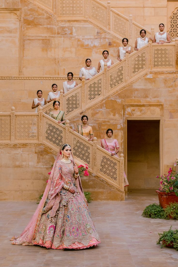 Saray düğününde kadın ve erkekler için zarif ve mekâna uyumlu kombin örnekleri