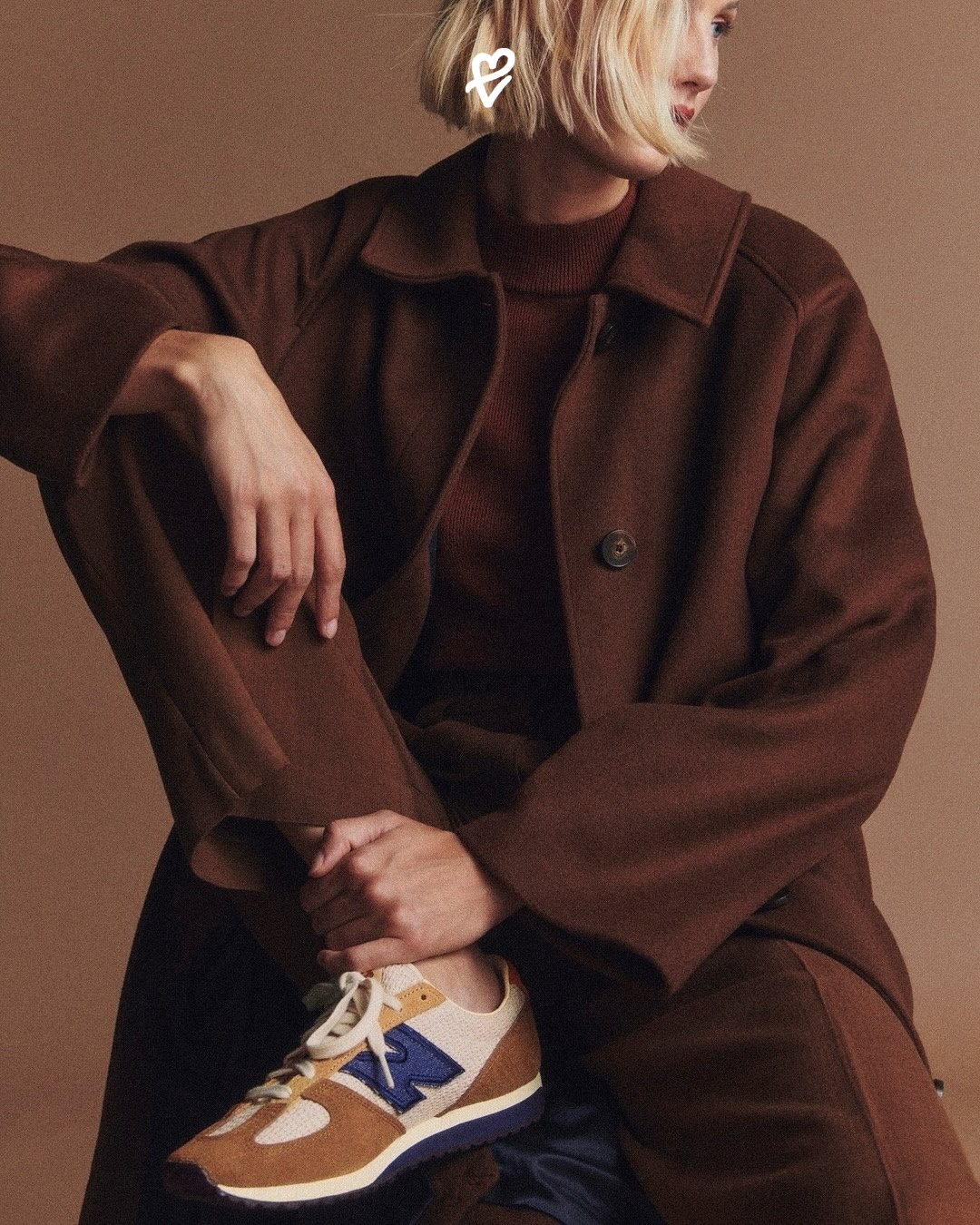 Sézane x New Balance 471 modeli, fildişi örgü ve kahverengi süet detaylı sneaker