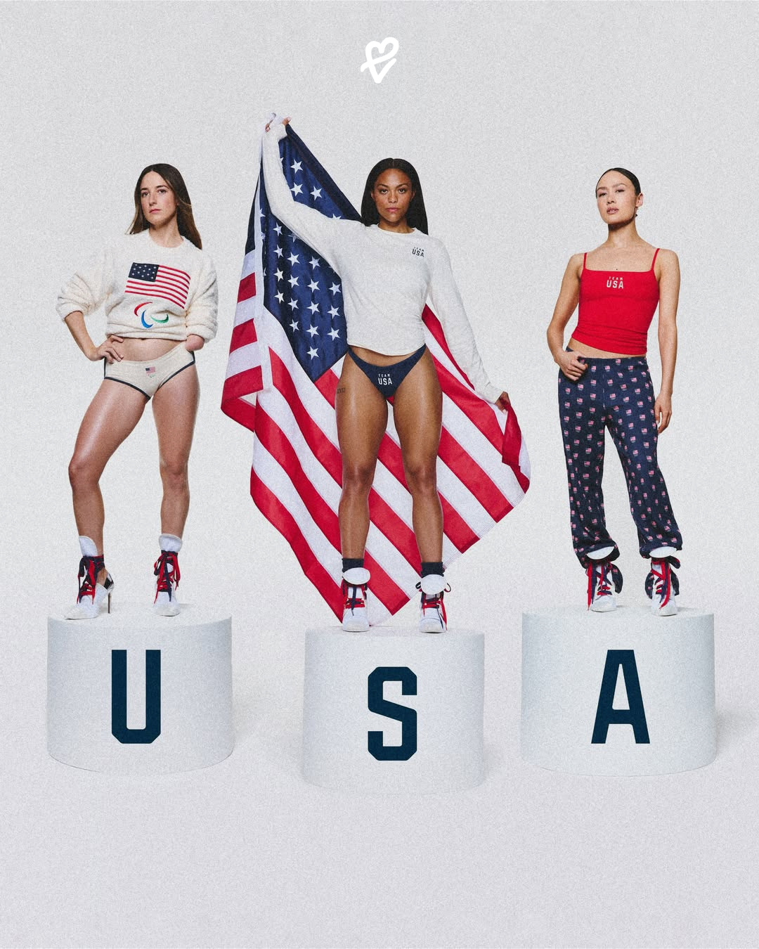 SKIMS x Team USA 2026 koleksiyonundan, Madison Chock’un giydiği klasik Amerikan renklerinde lounge seti, karla kaplı bir fon önünde