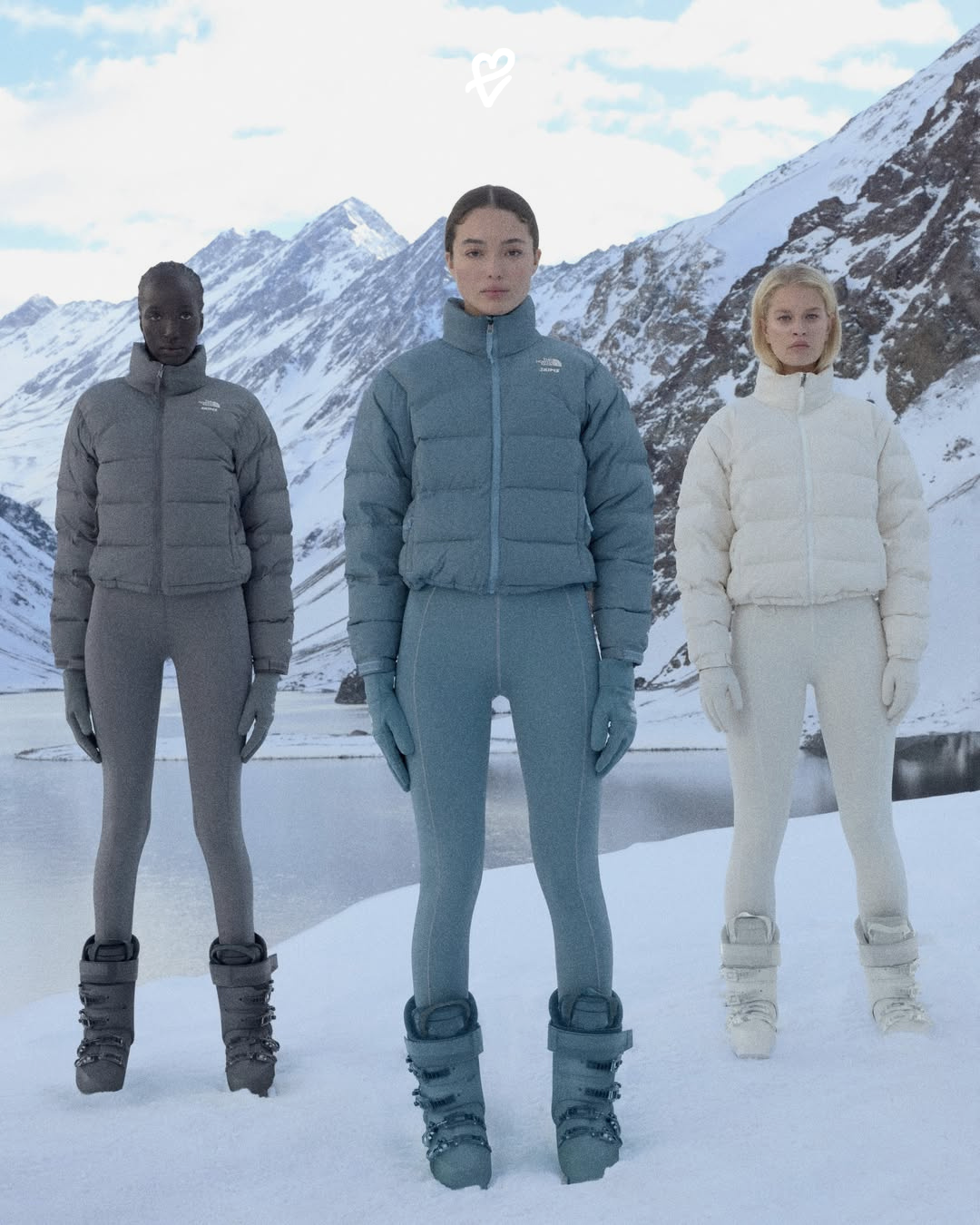 SKIMS x The North Face koleksiyonundan kış tonlarına sahip teknik mont ve tayt kombinleriyle Şili dağlarında poz veren model.