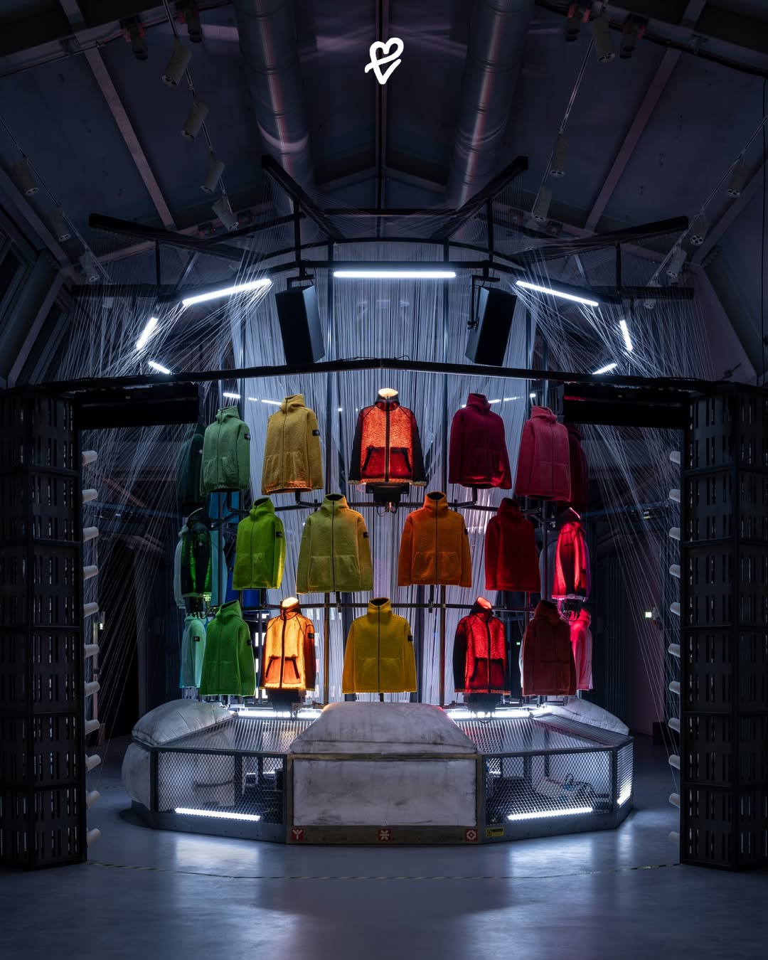 Stone Island’ın Milano’daki enstalasyonunda sergilenen Air-Blown Lamination teknolojili kapüşonlu hırka ve enstalasyon detayları