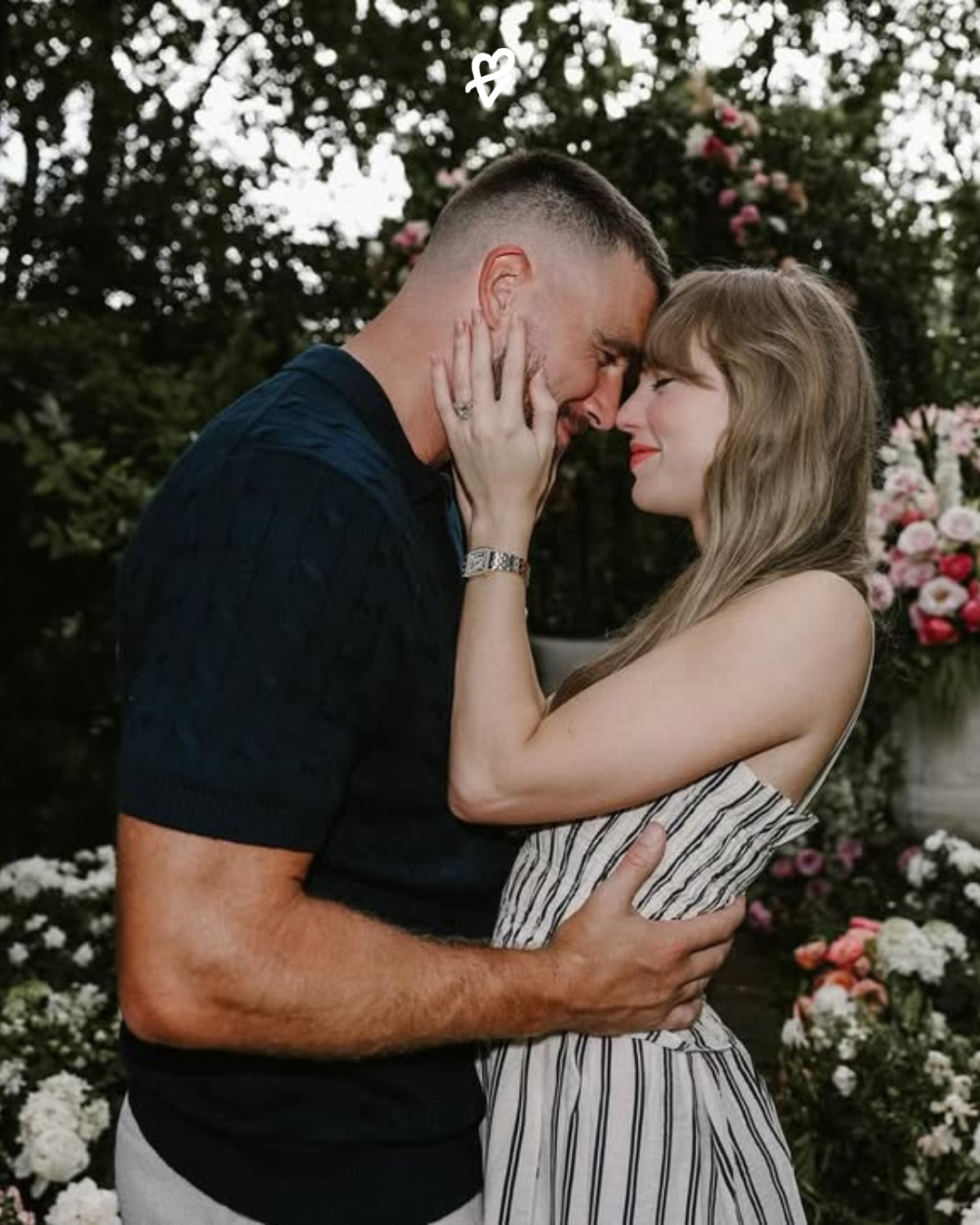Taylor Swift ve Travis Kelce’nin bahçede çekilen nişan pozu