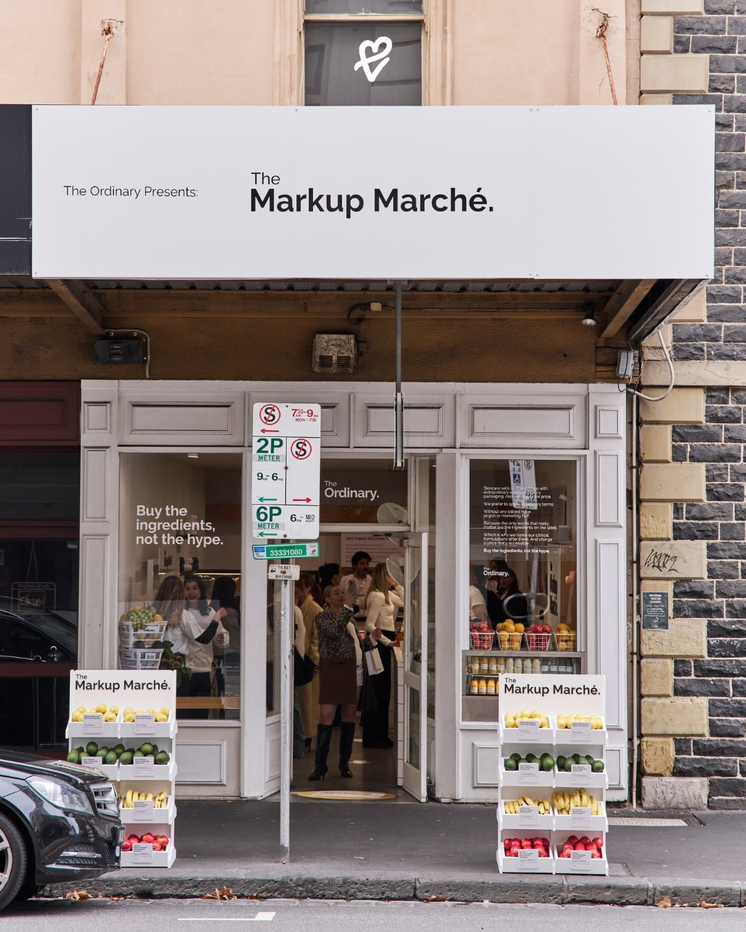 The Markup Marché pop-up marketinde yüksek fiyat etiketiyle sergilenen avokado ve market rafları.