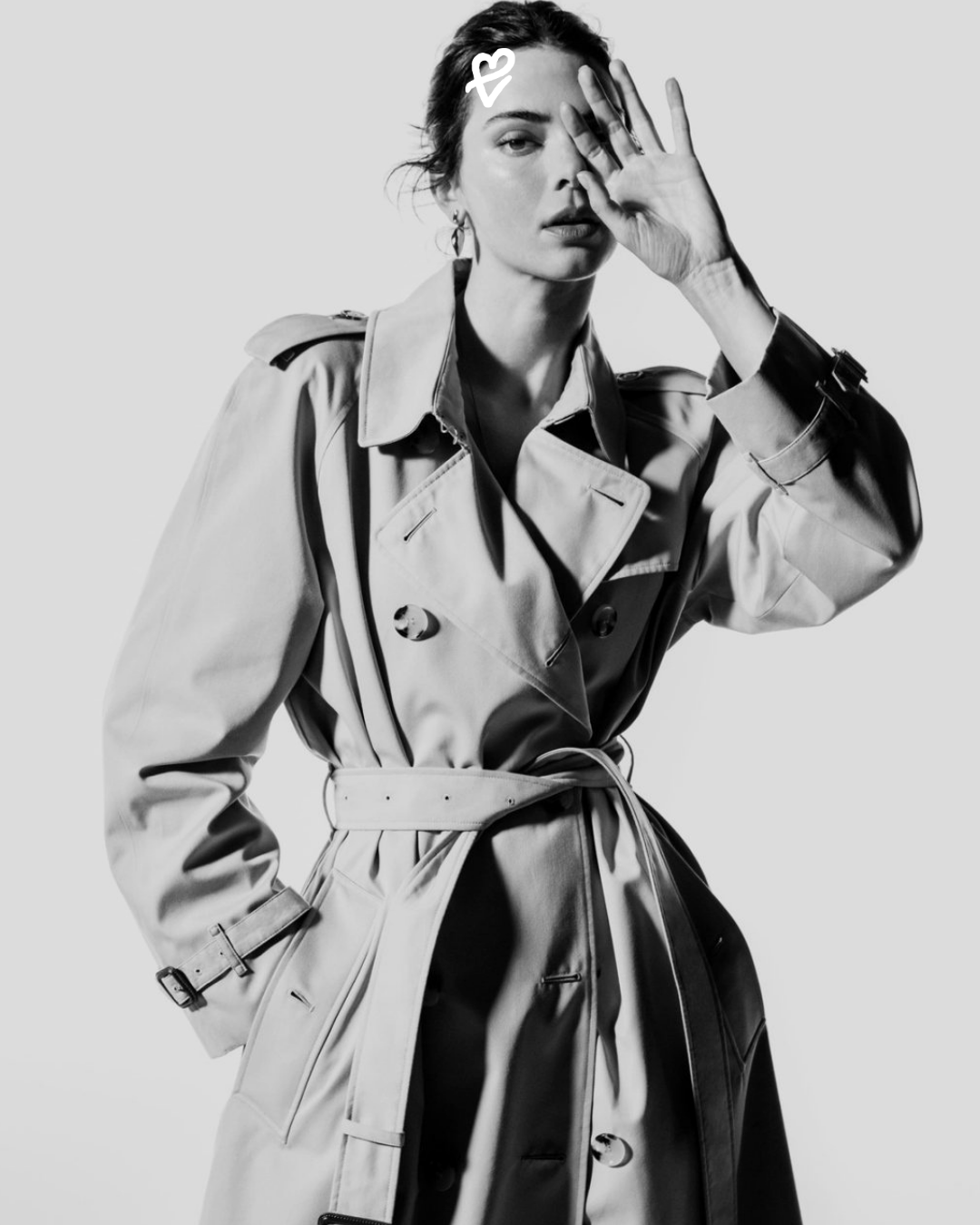 Burberry trençkot giyen farklı yaşlardan kadın ve erkek modellerin siyah-beyaz portreleri