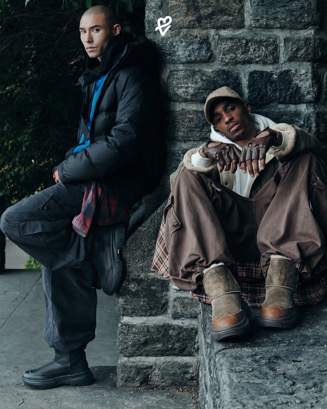 Şehirli stilin teknik yorumu: kış aylarında UGG JLD Boot giyen bir kişi kaldırımda yürürken.