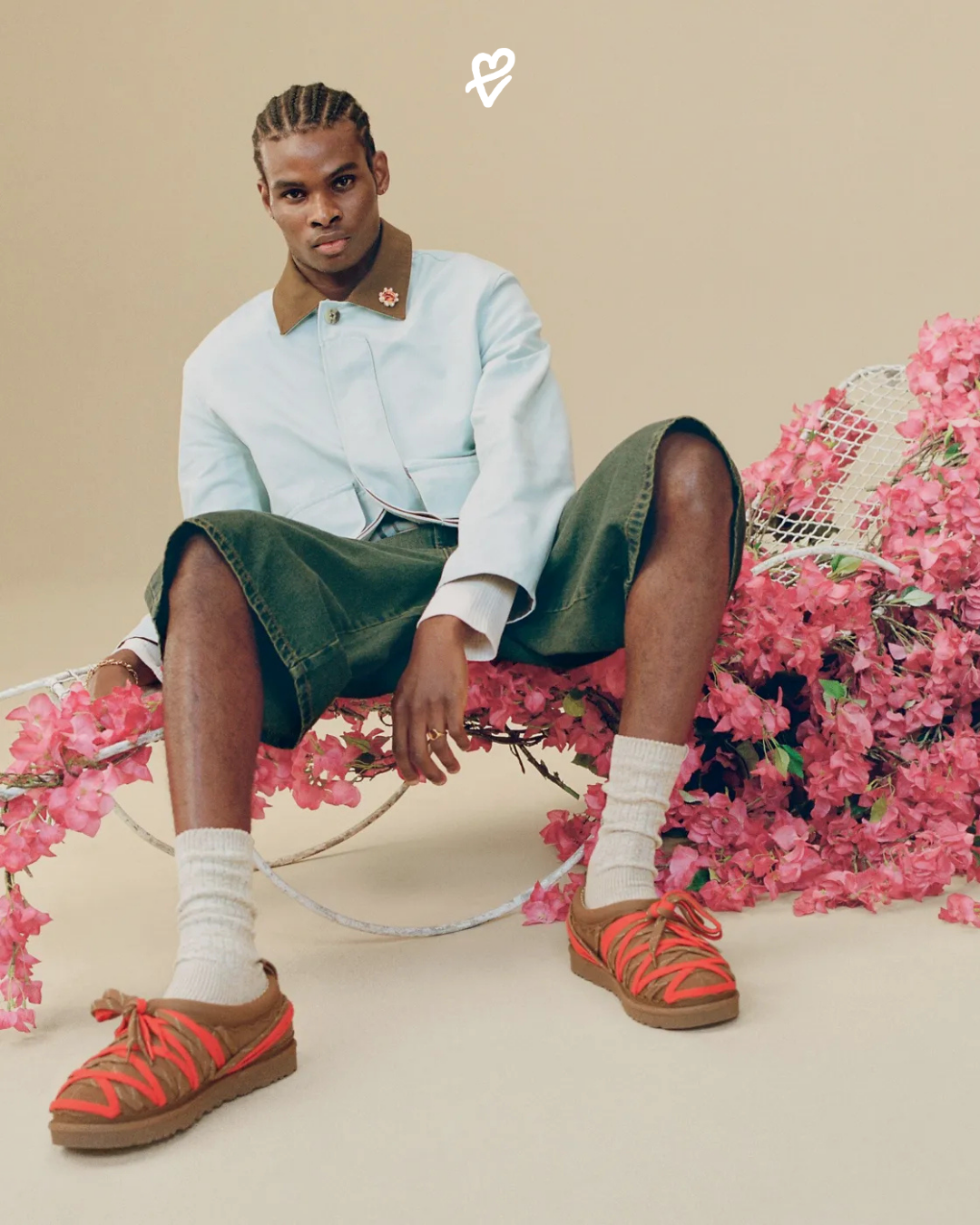 Bağcıklı UGG Tasman Lace modeli, nötr tonlardaki modern sokak stiliyle öne çıkıyor