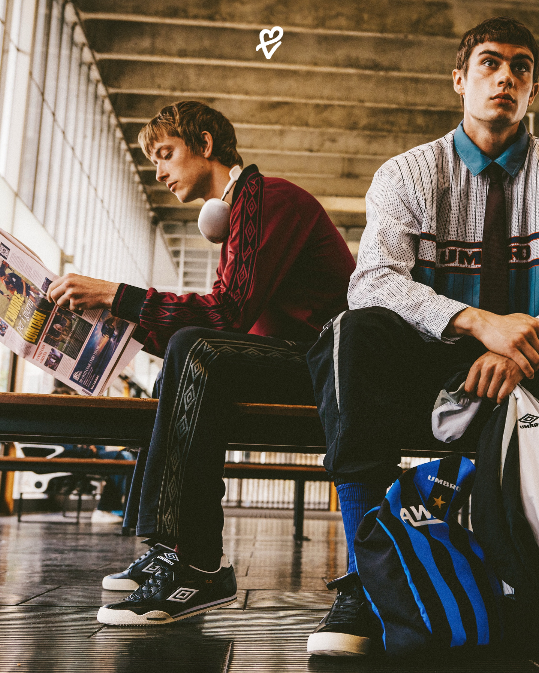 Umbro AW26 Away Days koleksiyonunda yer alan, futbol forması ile resmi gömlek anatomisini birleştiren Shersey tasarımı.