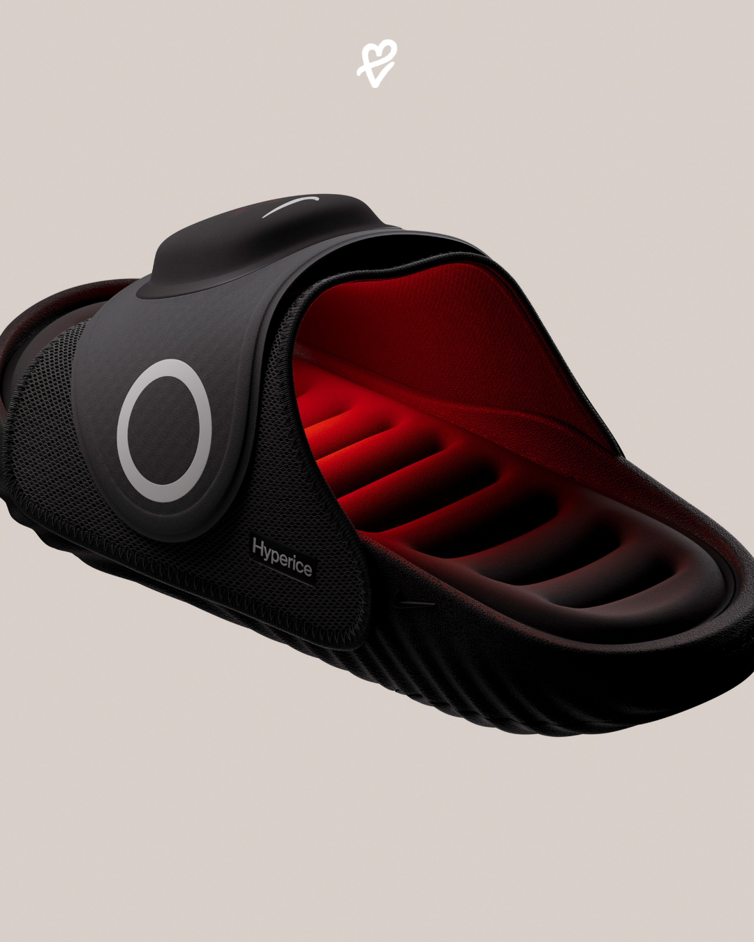 Kayış kısmında manyetik Hyperslide Pod birimi ve tam boy Air Zoom tabanı barındıran siyah renkli Nike × Hyperice Air Zoom Hyperslide terlik modeli.