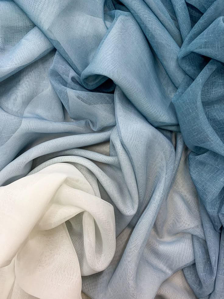 Doğal ipek kumaşın parlak ve pürüzsüz yüzeyi