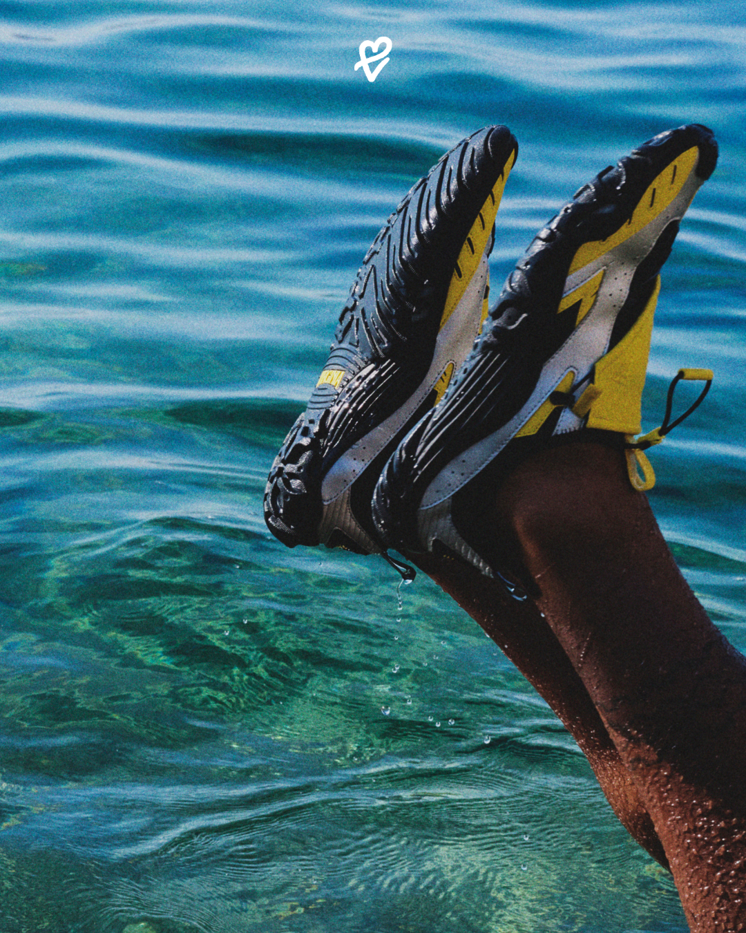 adidas Originals ve Pharrell Williams imzalı VIRGINIA Watermoc’un mavi, sarı ve siyah renkleri.