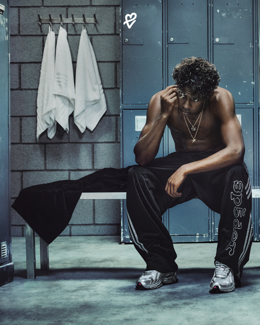 adidas × SP5DER F50 Formotion hibrit sneaker modeli, futbol kramponu estetiğini modern koşu tabanıyla bir araya getiriyor.
