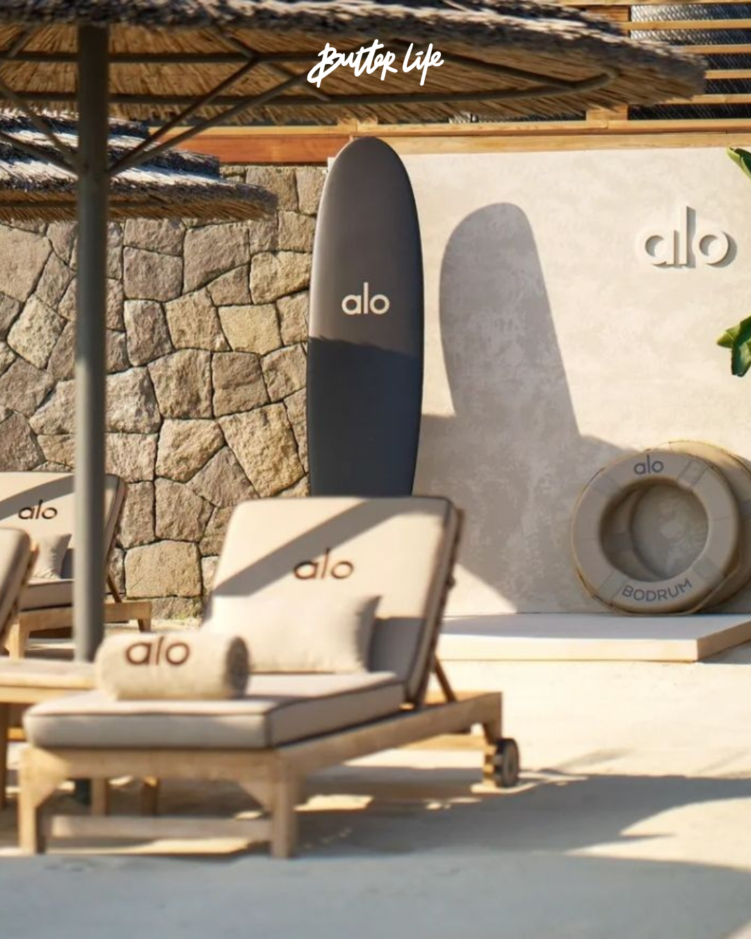 Alo Yoga, Dolce & Gabbana, Missoni ve Jacquemus’un 2025 yazı için tasarladığı lüks plaj dekorlarıyla süslenmiş Bodrum ve Akdeniz sahil görüntüsü.
