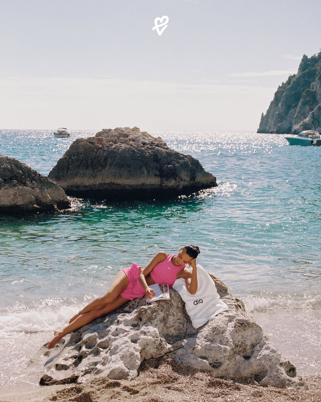 Cannes sahilinde wellness odaklı yaşam stilini yansıtan Alo Yoga mağazası ve Riviera atmosferi