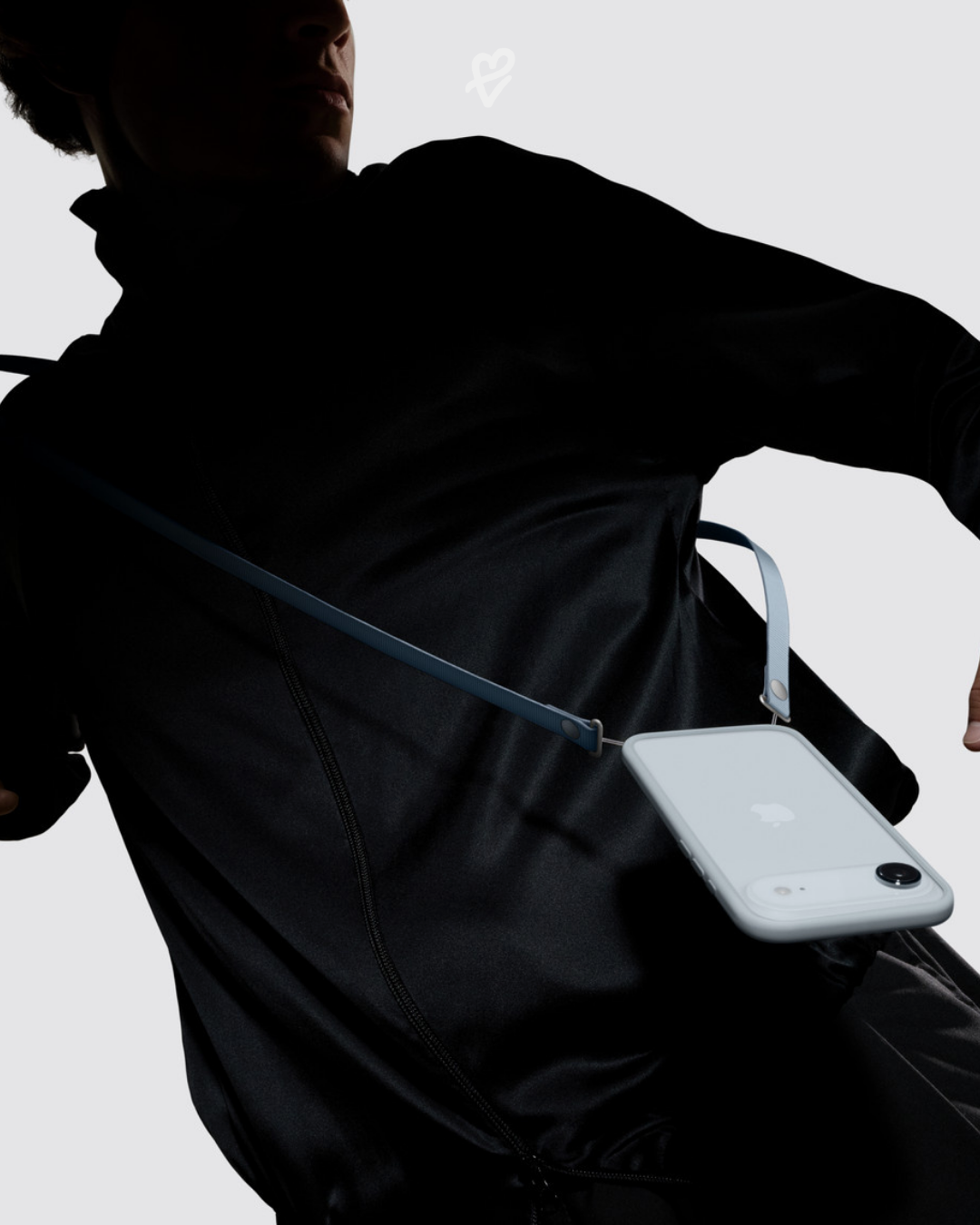 iPhone Air’in titanyum gövdesini ve yeni cross-body strap aksesuarını gösteren görsel
