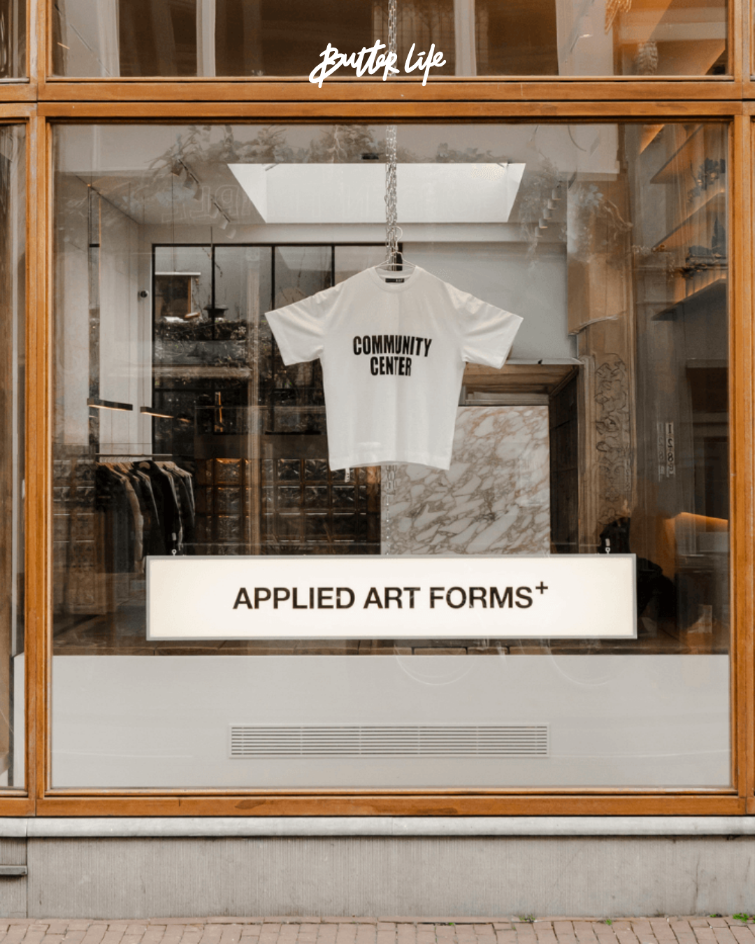 Amsterdam’daki Applied Art Forms flagship mağazasının iç mekânından beton, çelik ve cam detaylarının yer aldığı modern tasarım görünümü