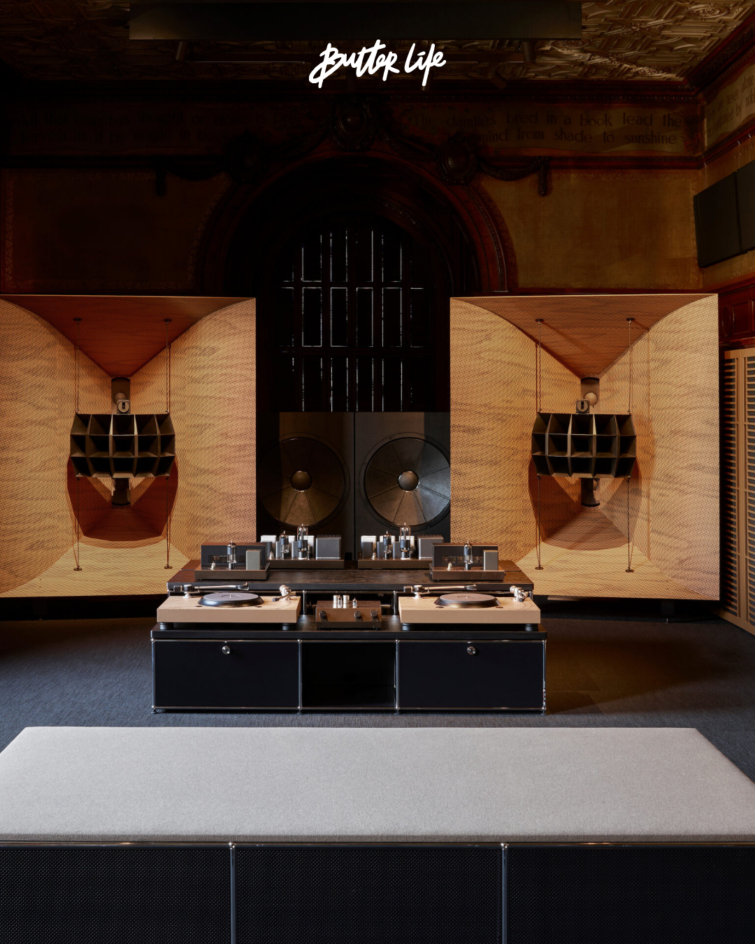 Cooper Hewitt Tasarım Müzesi'nde düzenlenen Art of Noise sergisinden ses sistemleri ve albüm kapağı tasarımlarının yer aldığı bir görsel