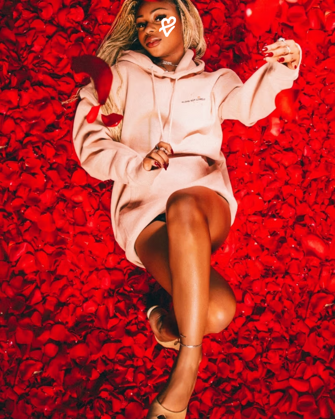 Anti Social Social Club 2026 Sevgililer Günü kapsül koleksiyonundan, siyah beyaz renklere sahip, üzeri sloganlı bir kapüşonlu sweatshirt