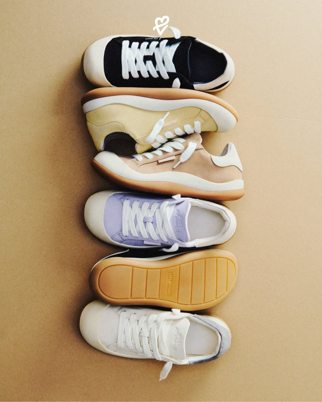 Axel Arigato Squish modeli, heykelsi detaylara ve dokunsal yüzeylere sahip hacimli sneaker tasarımı.