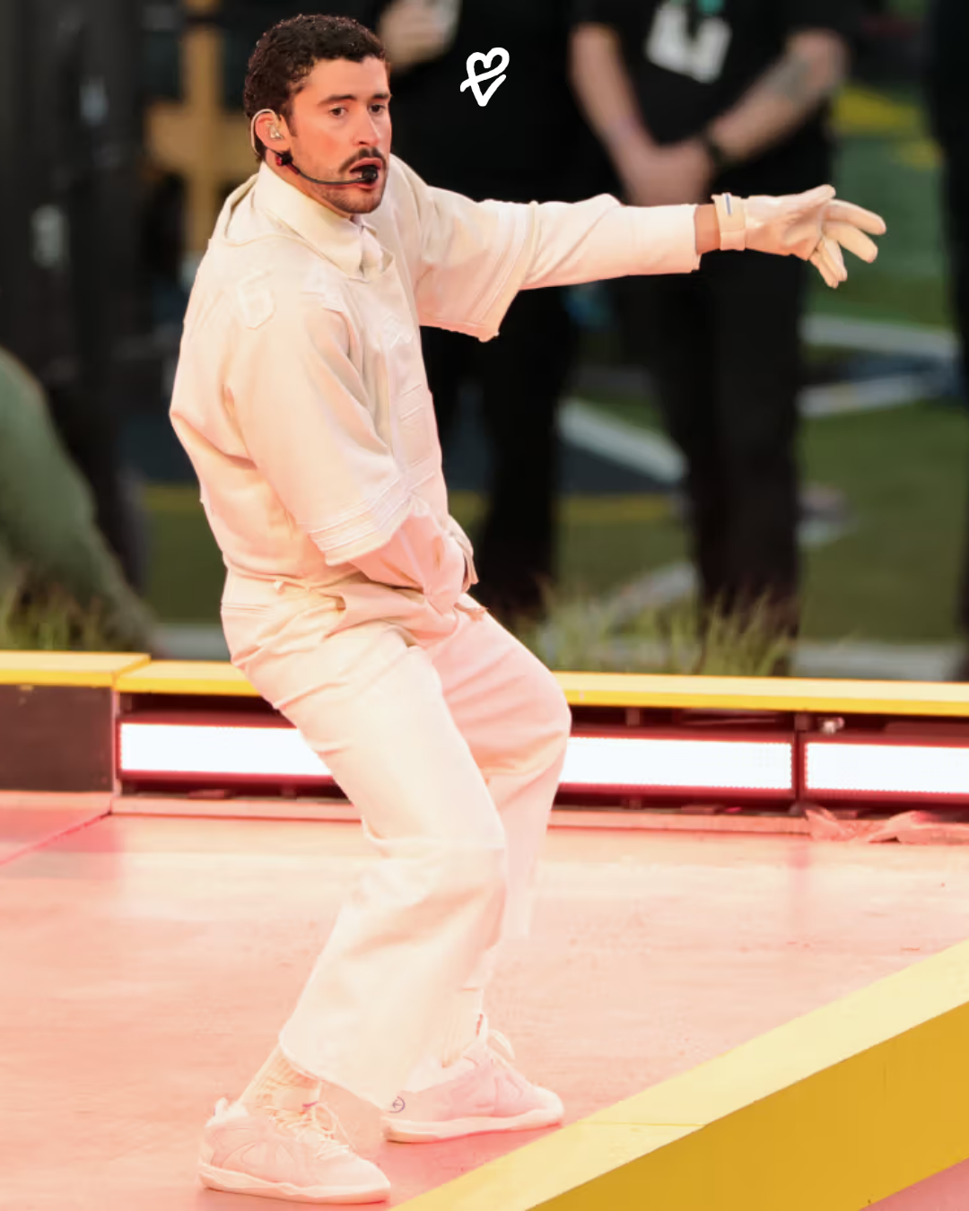 Super Bowl sahnesinde Bad Bunny’nin giydiği toprak tonlarında adidas Badbo 1.0 Resilience sneaker modeli