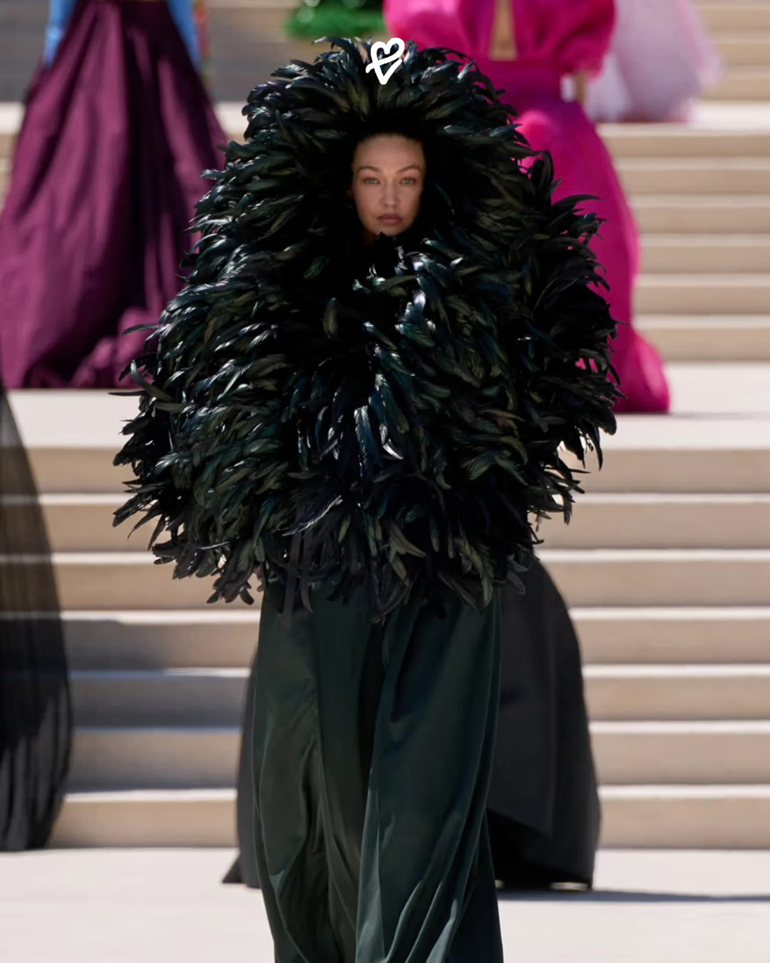 Balenciaga Couture AW26 defilesinde Pierpaolo Piccioli'nin renkli haute couture tasarımlarının sergilendiği podyum görünümü.