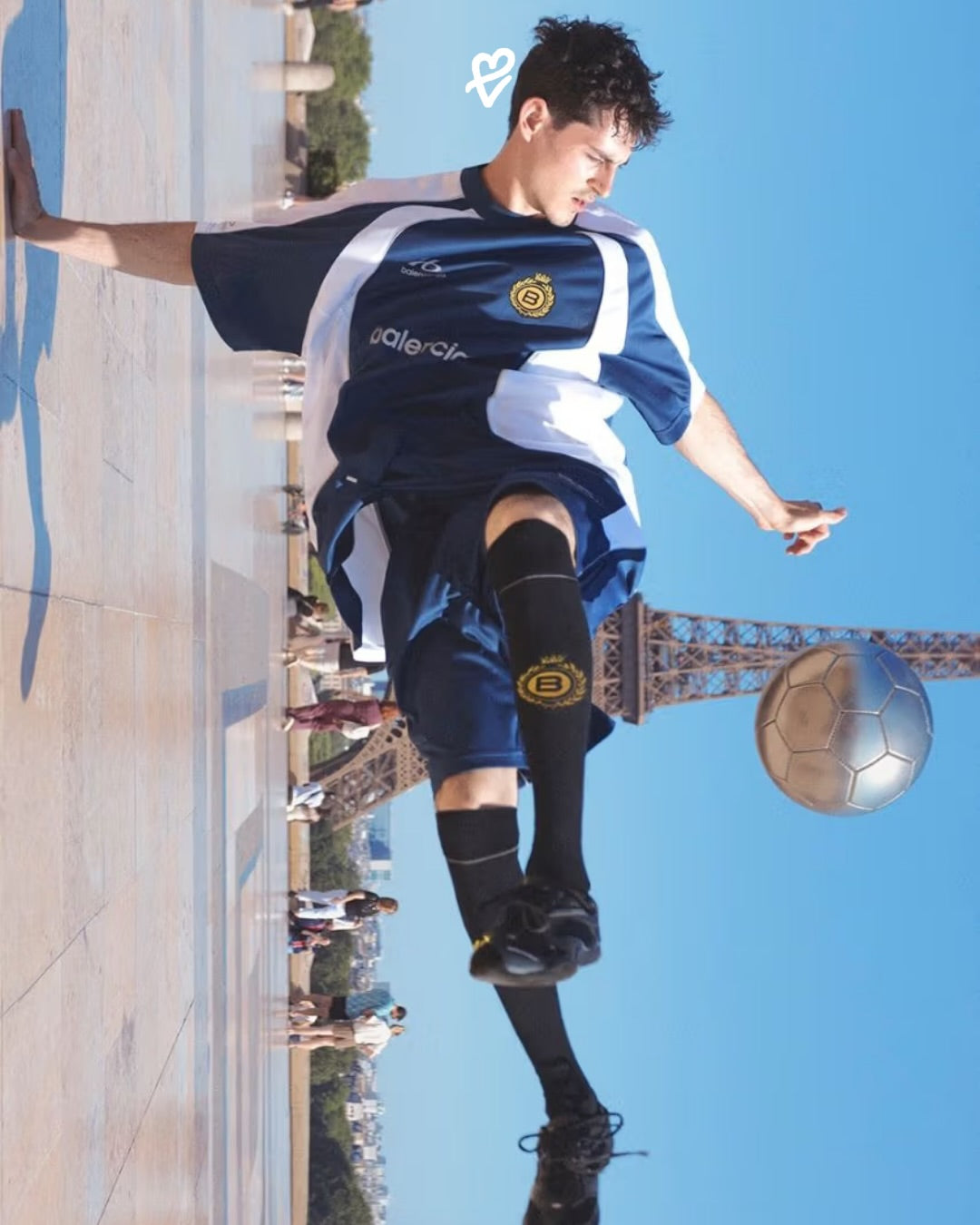 Balenciaga Soccer Series 2026 koleksiyonundan oversized futbol forması giyen model ve futbol estetiğinden ilham alan lüks moda tasarımı