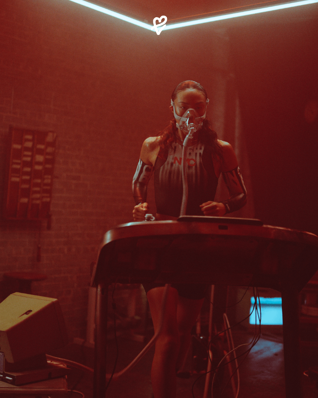 Bandit’in Run City koleksiyonundan New York sokaklarında koşan bir model, teknik ceket ve reflektör detaylı taytla