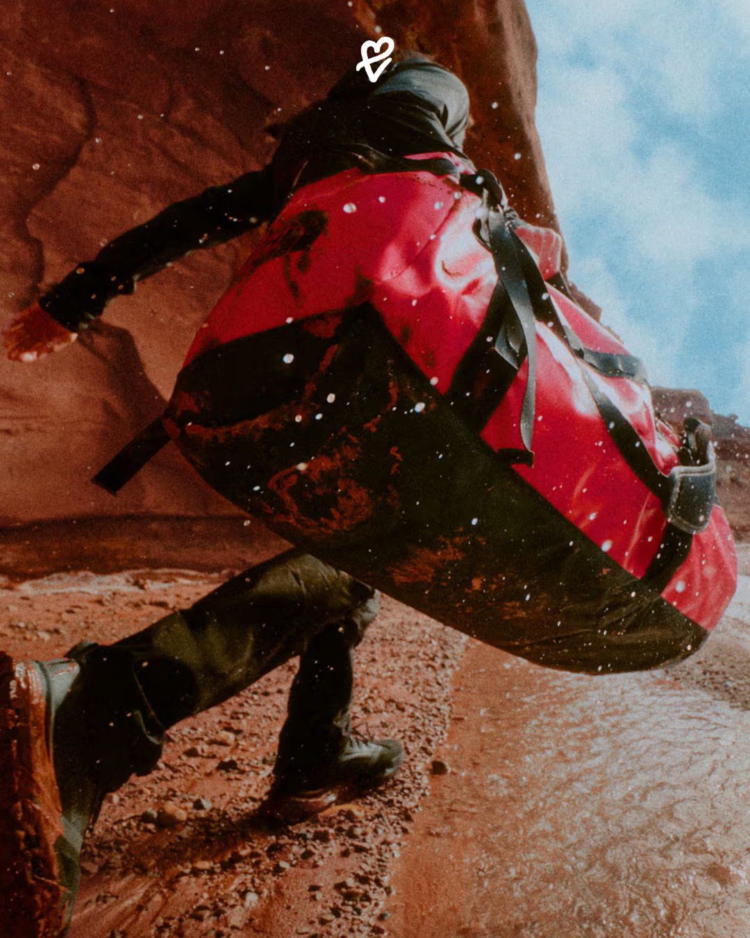 The North Face Base Camp Duffel çantasının outdoor ve şehir stilini bir araya getiren ikonik tasarımı