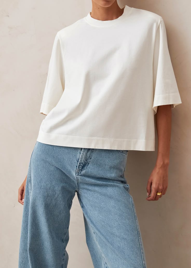 Kadın ve erkek için basic tişört kombin önerileri sunan minimalist stil rehberi