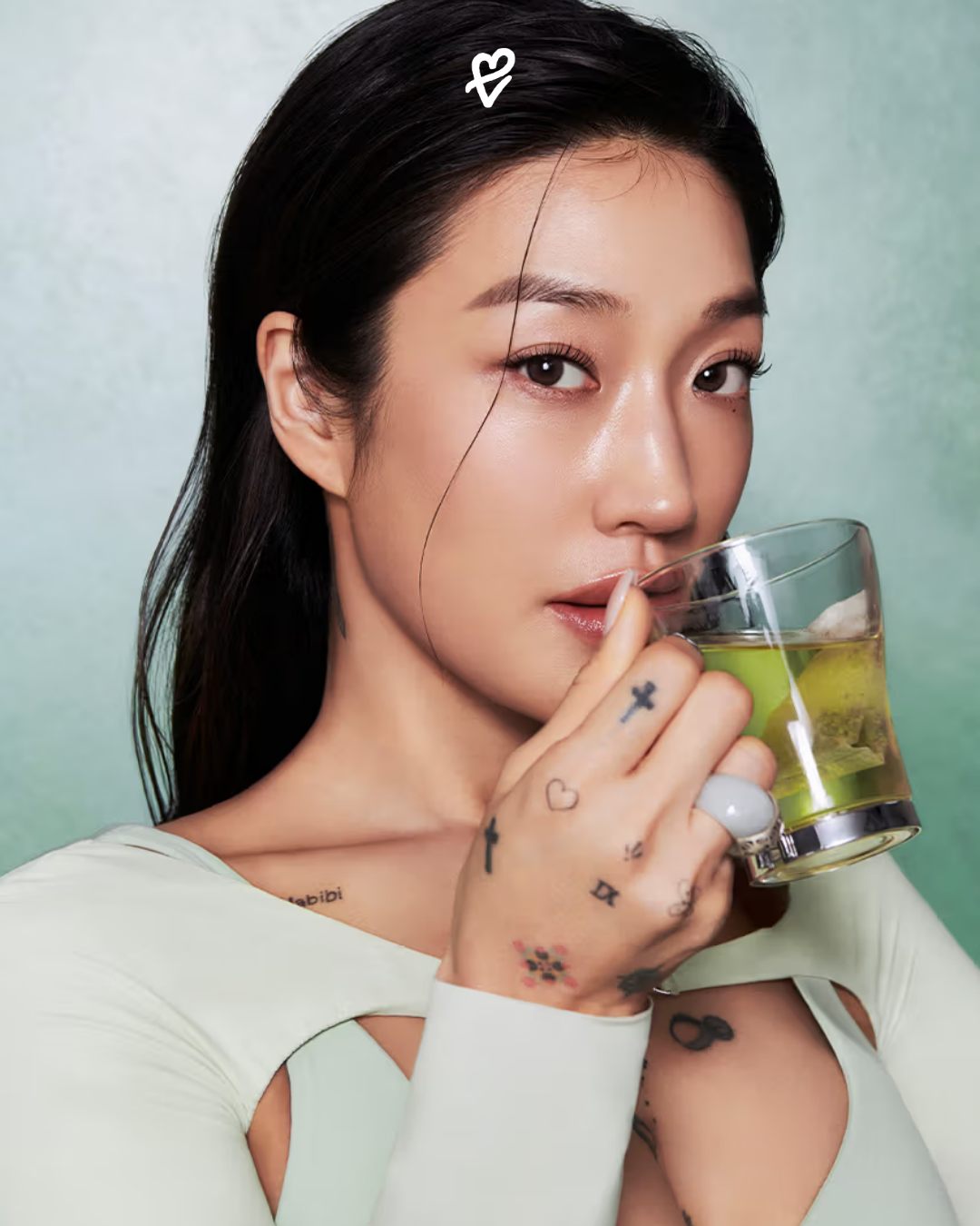 Beauty of Joseon Dayscreen ürünü ve Peggy Gou kampanya estetiğini yansıtan minimal cilt bakım görseli