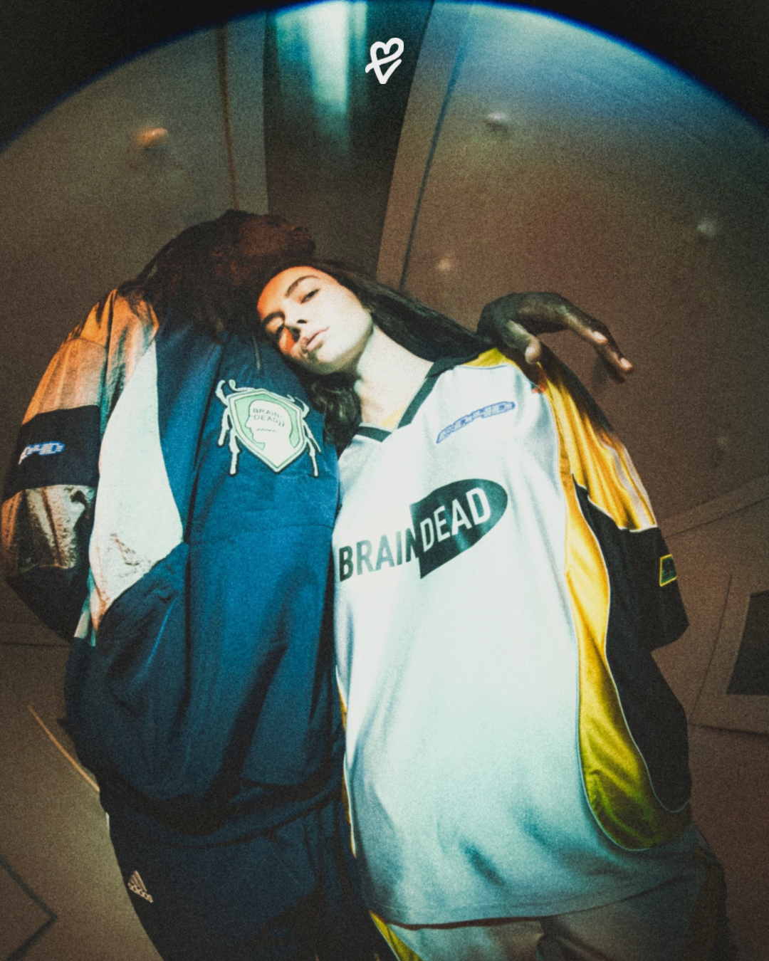 Brain Dead ve Adidas iş birliğinden doğan Y2K temalı glitch estetiği taşıyan metalik sneaker modeli