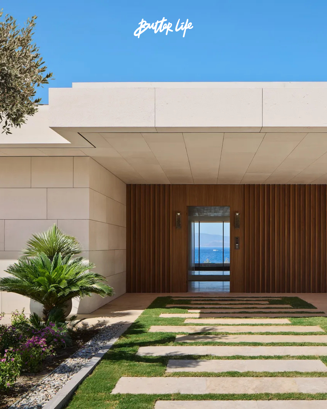 Gün batımında Bodrum manzarasına karşı konumlanan modern Bulgari malikanesi