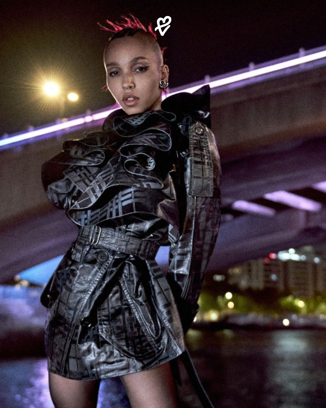 Burberry Winter 2026 kampanyasında FKA twigs, Thames kıyısındaki Londra gecesinde koleksiyondan bir görünüm giyiyor.