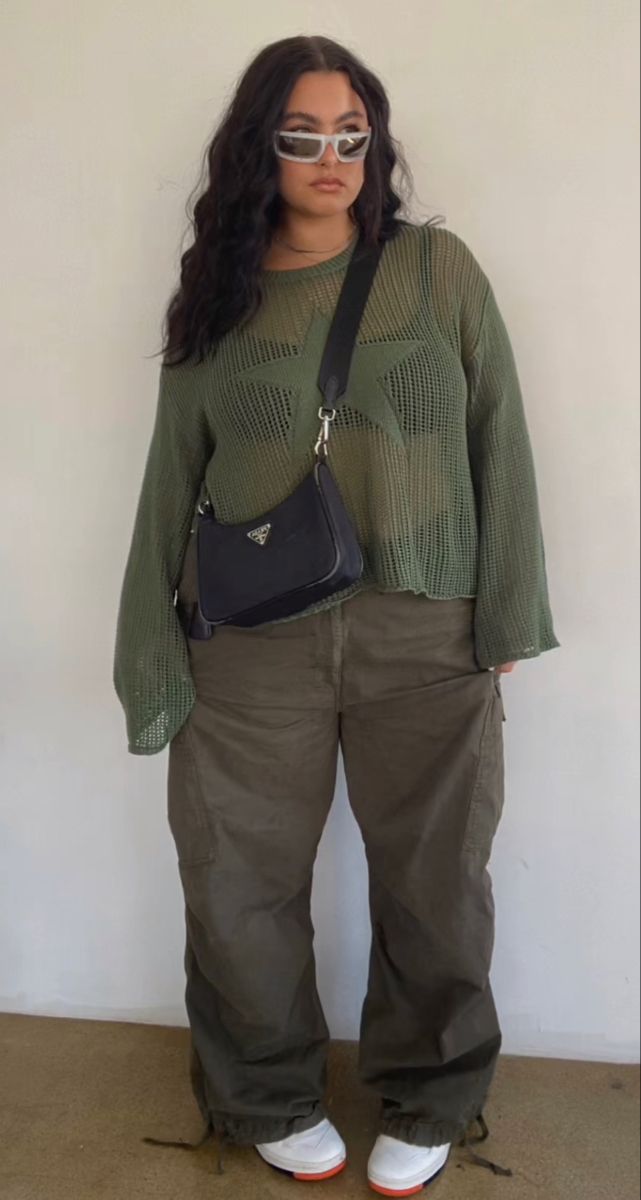 Şık ve rahat kombin yapmış büyük beden kadın model