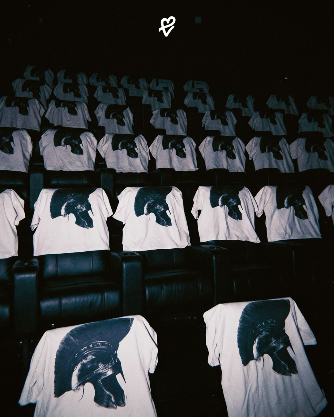 The Odyssey filminin galasında Travis Scott üzerinde sergilenen, antik mitoloji grafikli Cactus Jack tişört ve ayağındaki özel tasarım Nike Moon Shoe modeli.