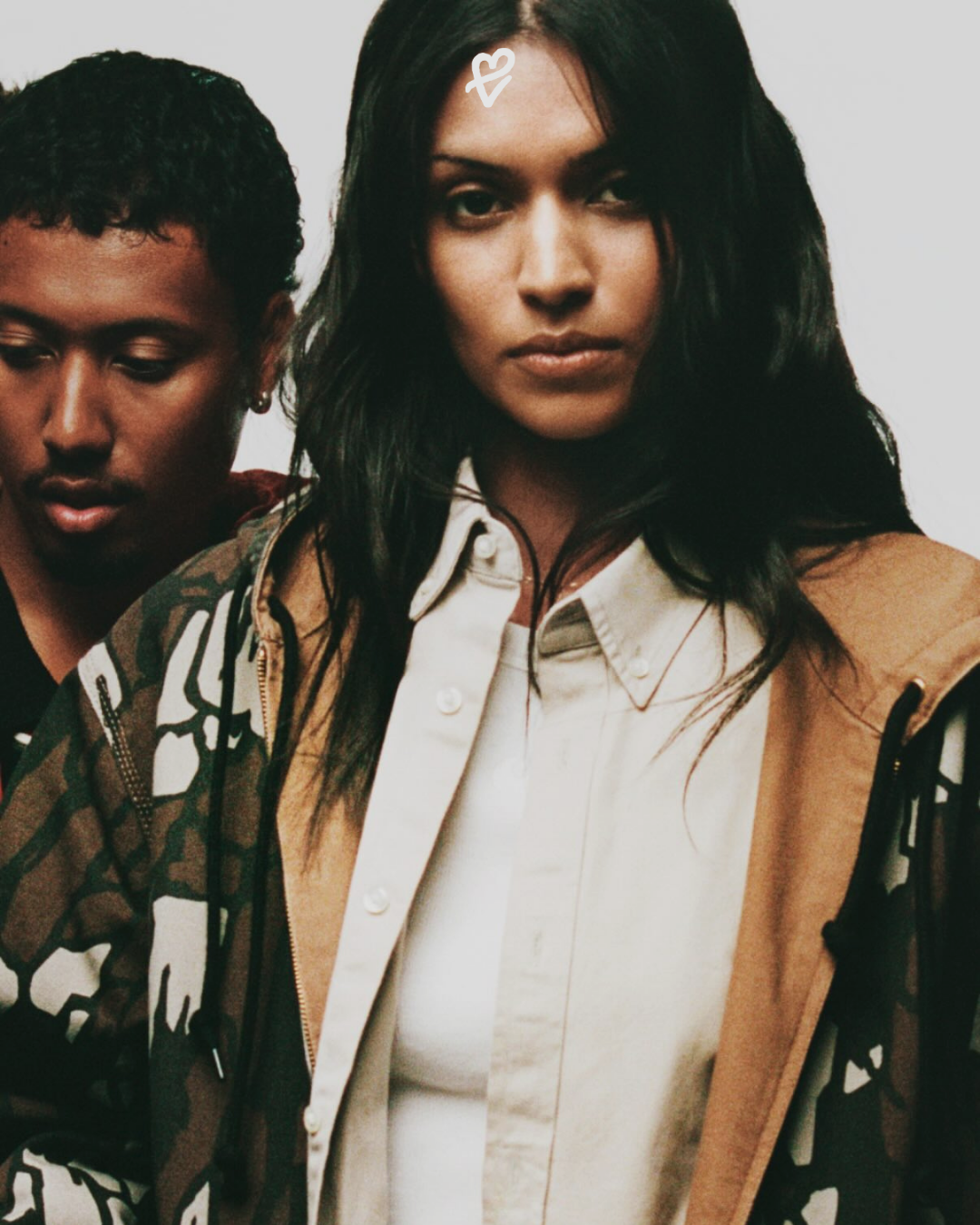 Carhartt WIP’in 50. yıla özel OG Active Jacket tasarımını giyen bir model, endüstriyel bir arka planda duruyor.