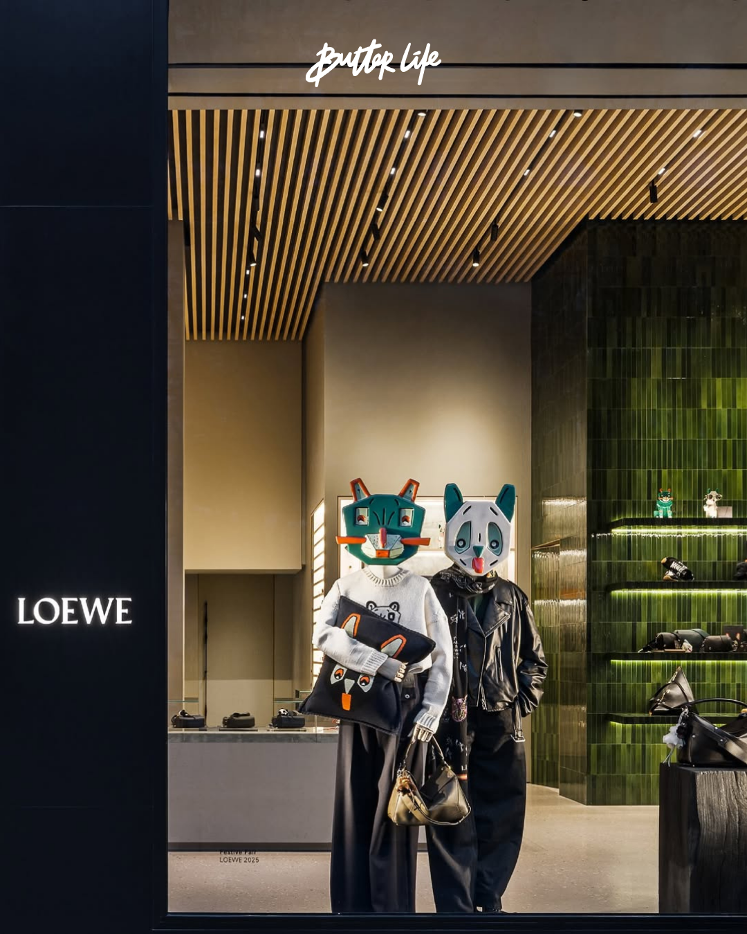 Casa Loewe Montaigne'in galeri hissi veren iç mekânından bir kare; sanat eserleri ve Loewe koleksiyonları bir arada sergileniyor.